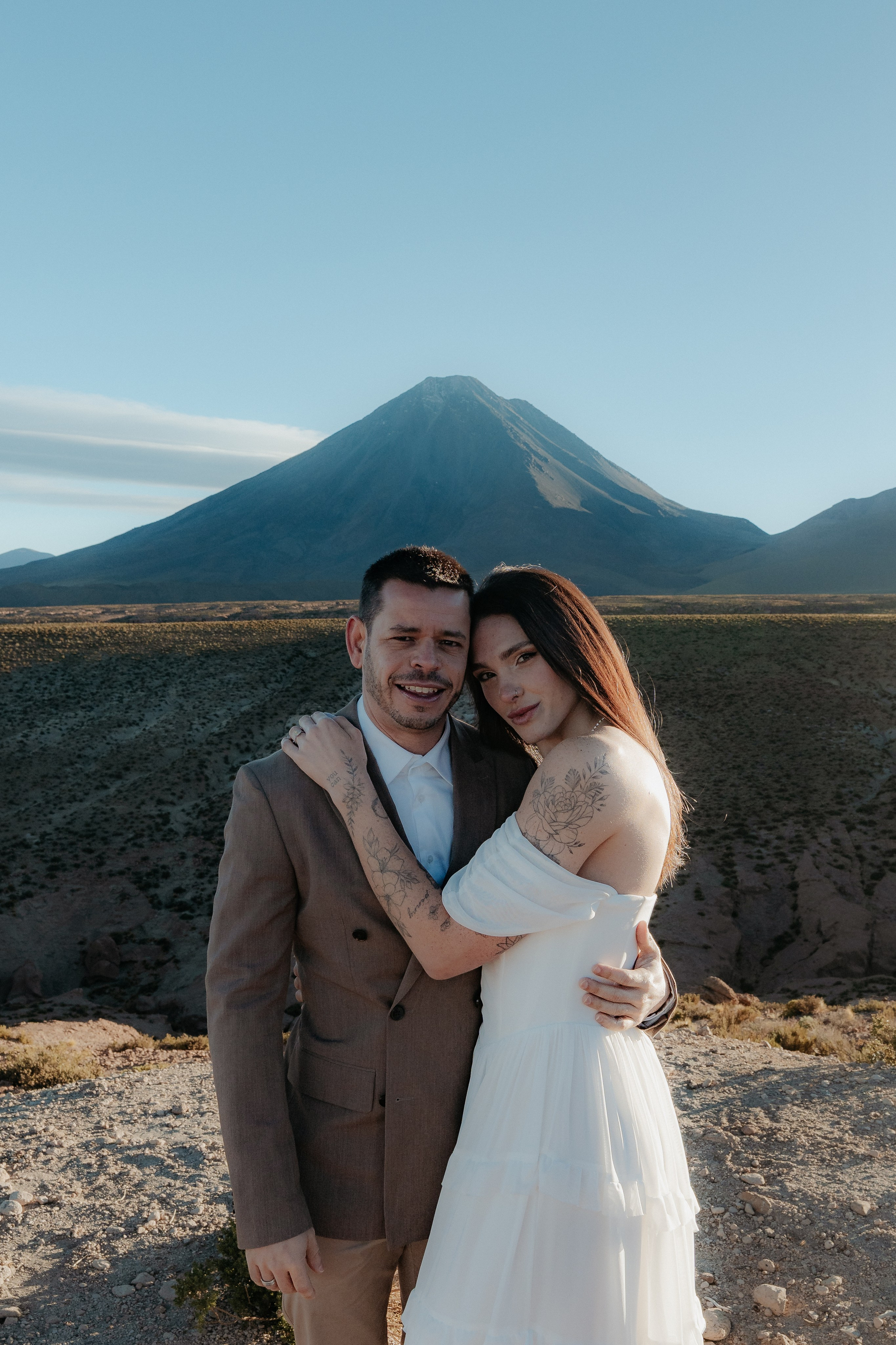 Pre-wedding no mirante do vulcão Licancabur. Photographer in San Pedro de Atacama
