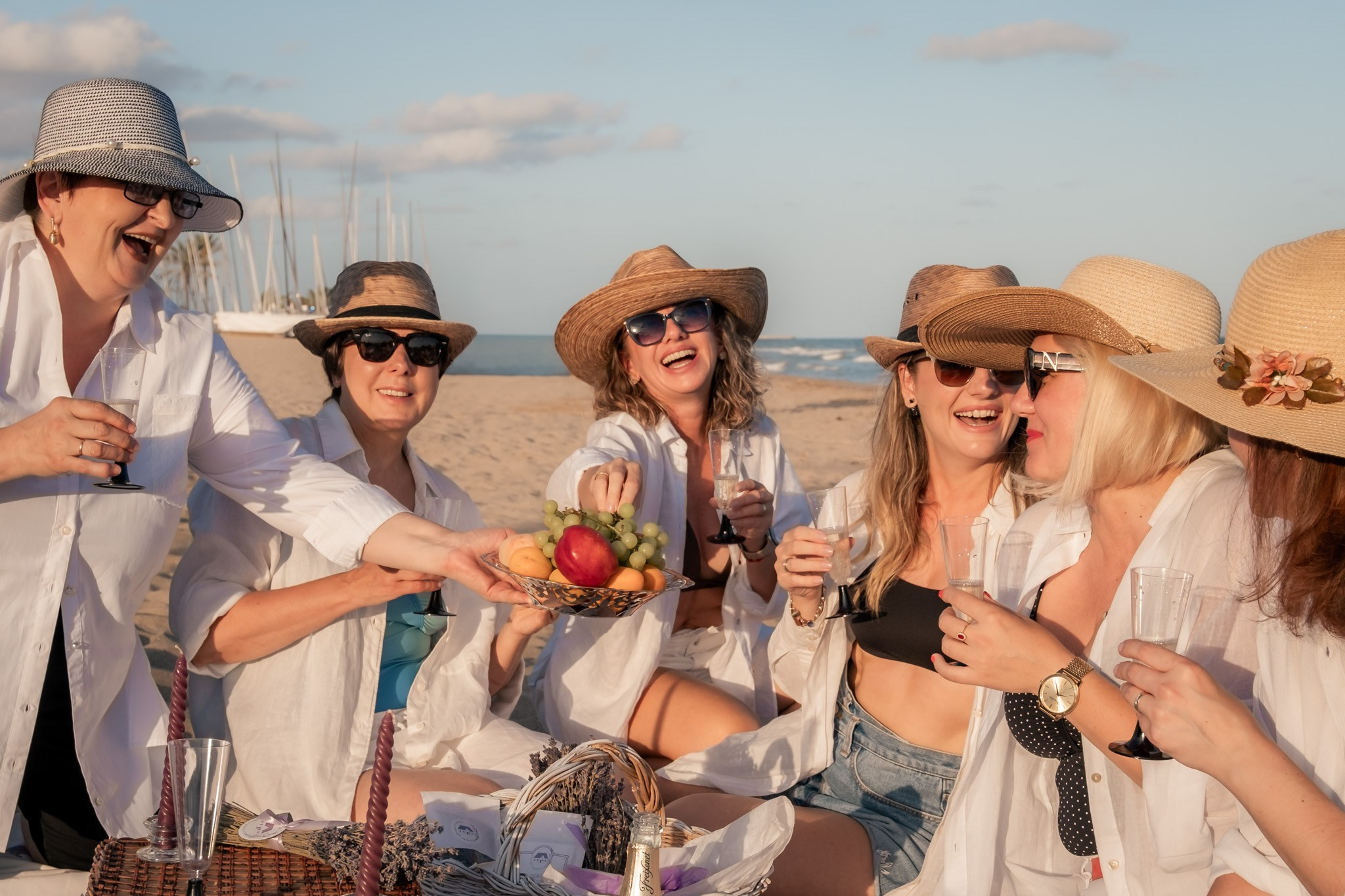 Amigas, mar y atardecer. Fotografía profesional en Calafell - Elena Medvedeva