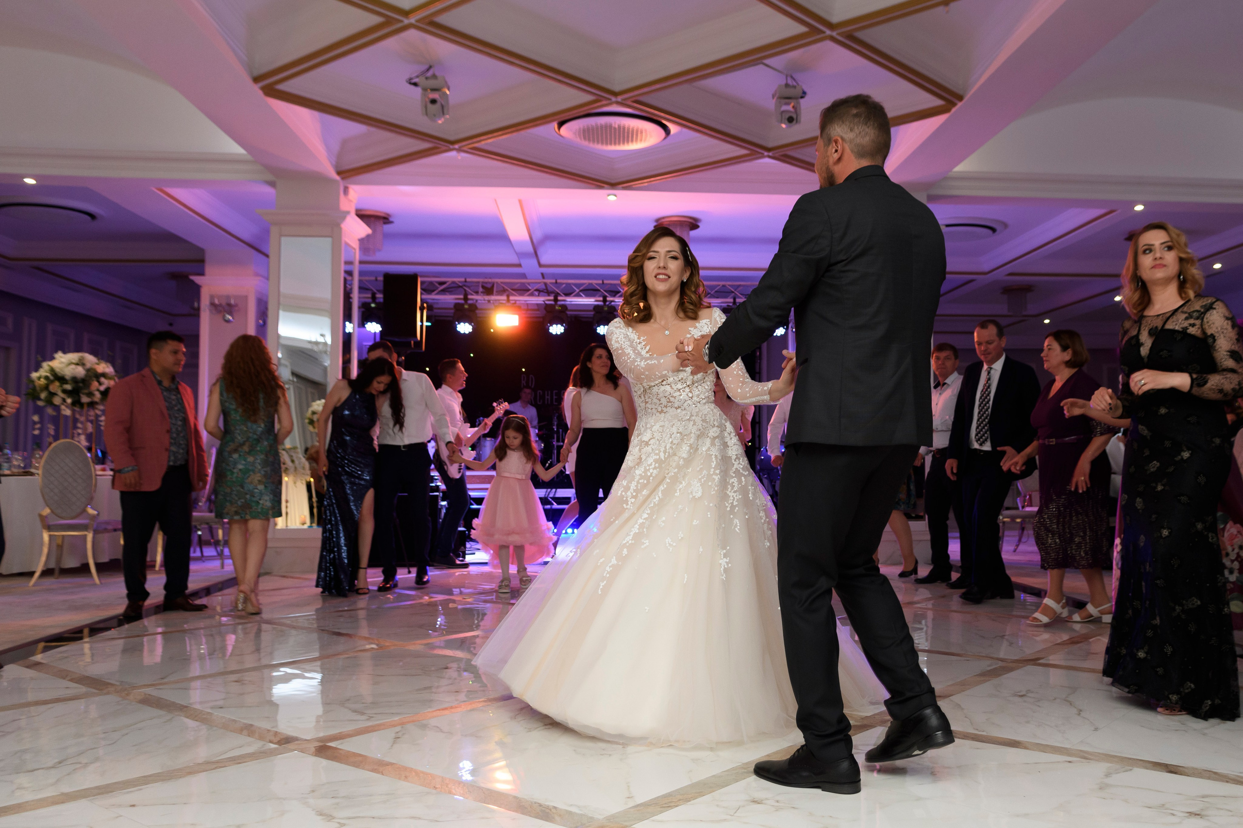 Fotografii de nunta Onesti. MDimaFotoStudio. Fotograf de nuntă, evenimente private și de familie