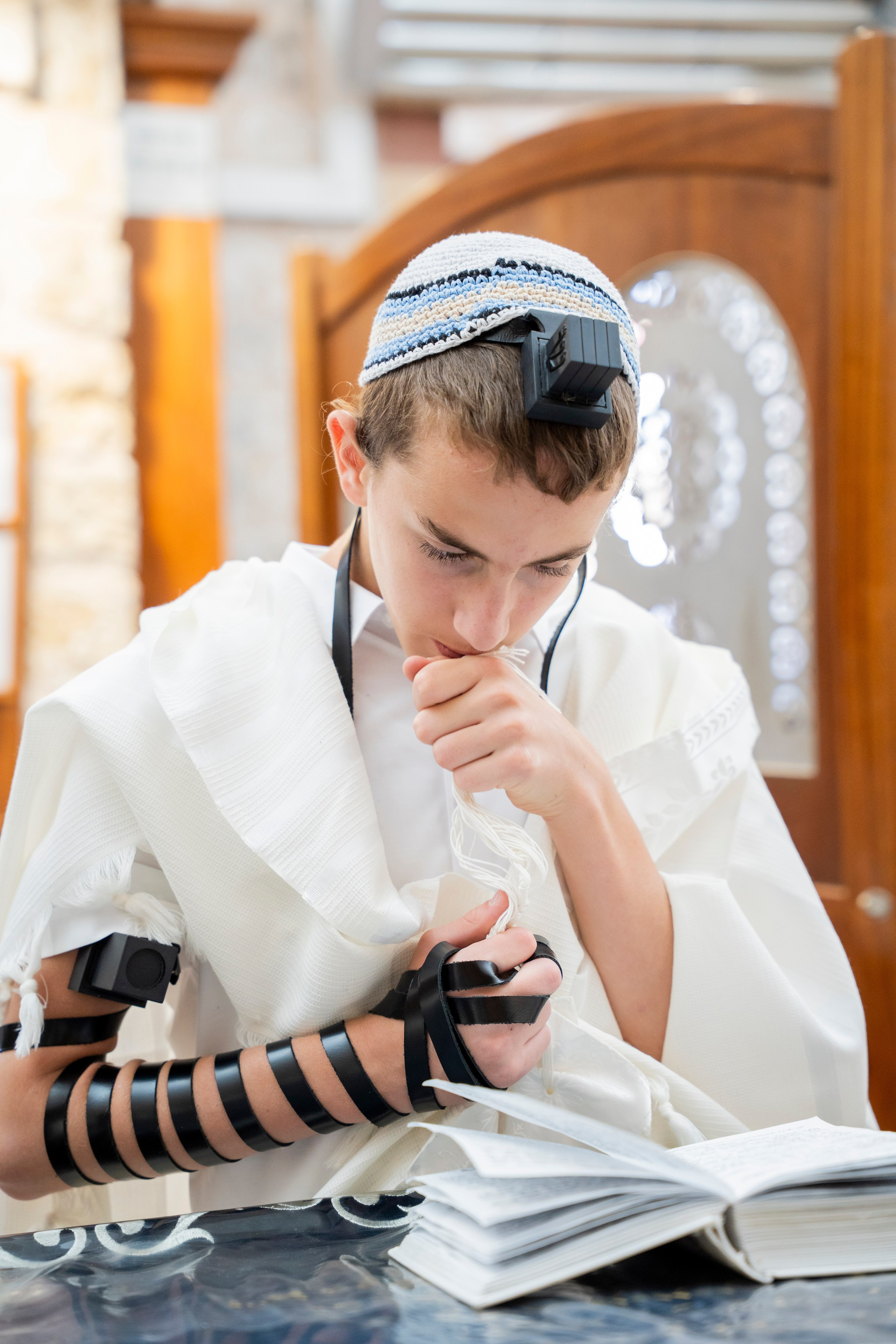 הנחת התפילין רפאל לוי. יוסף מזרחי צילום חתונה, ברית וזוגיות. צלם מקצועי שאוהב להוציא אתכם הכי יפים ברגעים הכי מרגשים