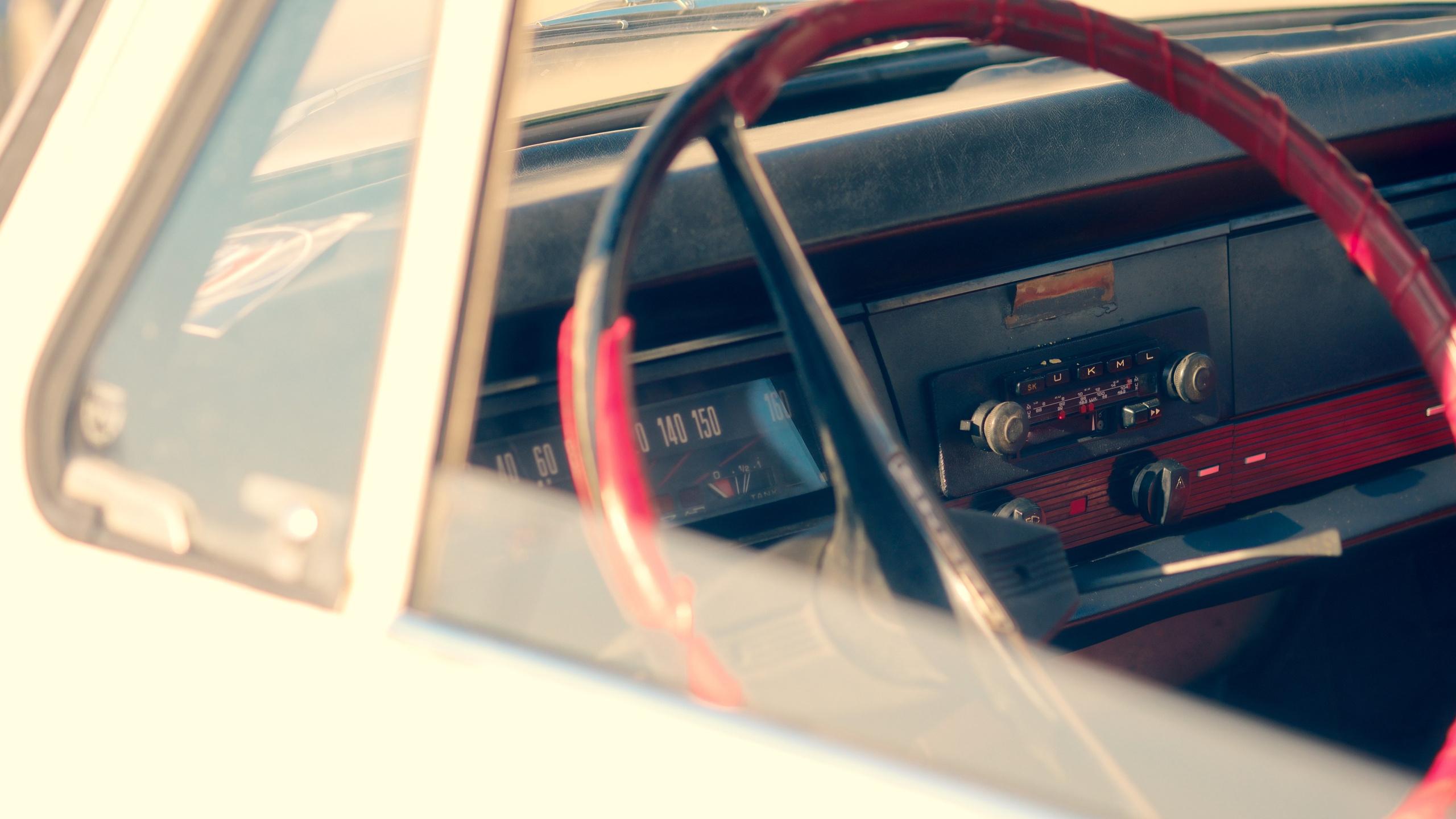 Ретро. Руль старого автомобиля