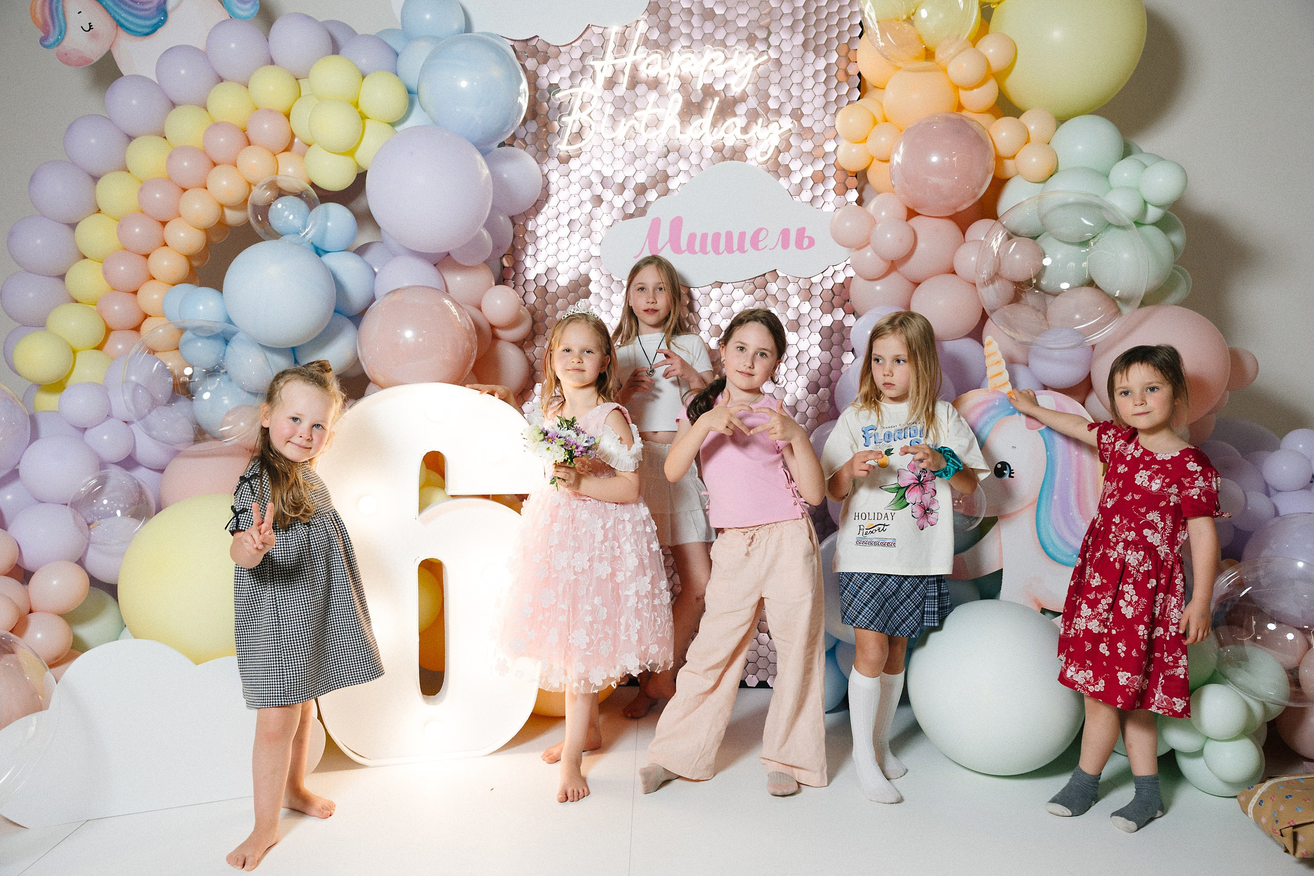 Фотосъёмка детского дня рождения 6 лет — Беззубик, Единорог и волшебная комната с Лабубу. Евгений Тимофеев | Свадебный и контент-фотограф и видеограф в Риге