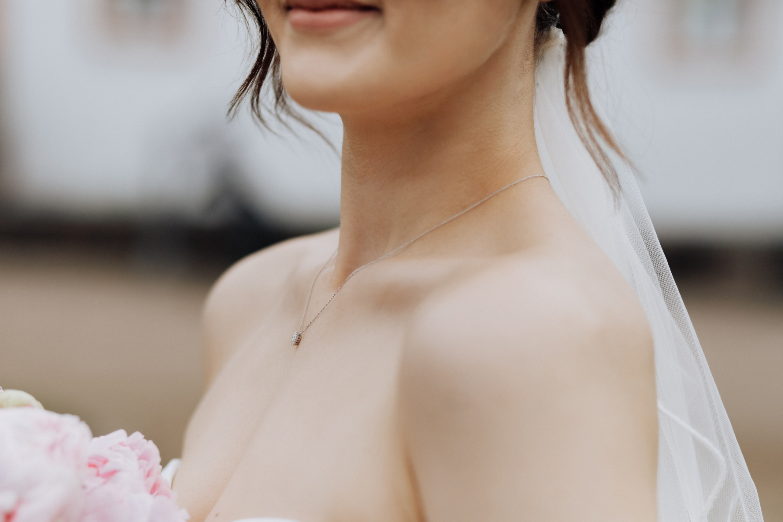 Detailaufnahme der zarten Schlüsselbeine der Braut. Ein elegantes und sinnliches Detail