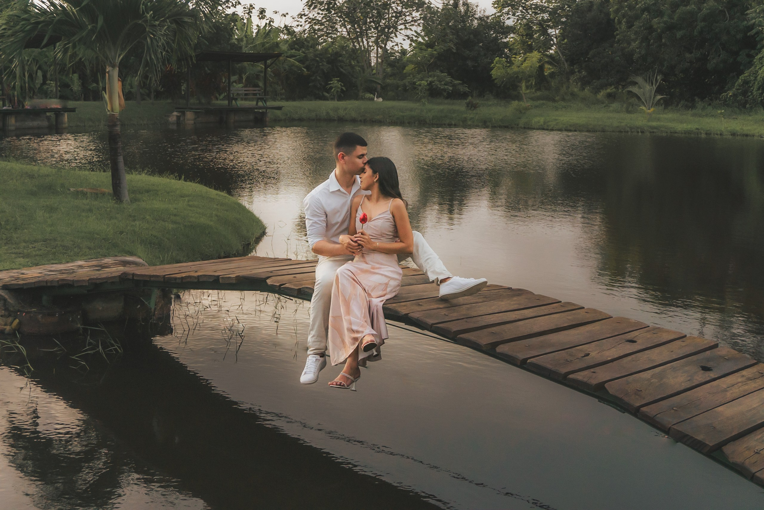 casal romantico sentados na ponte