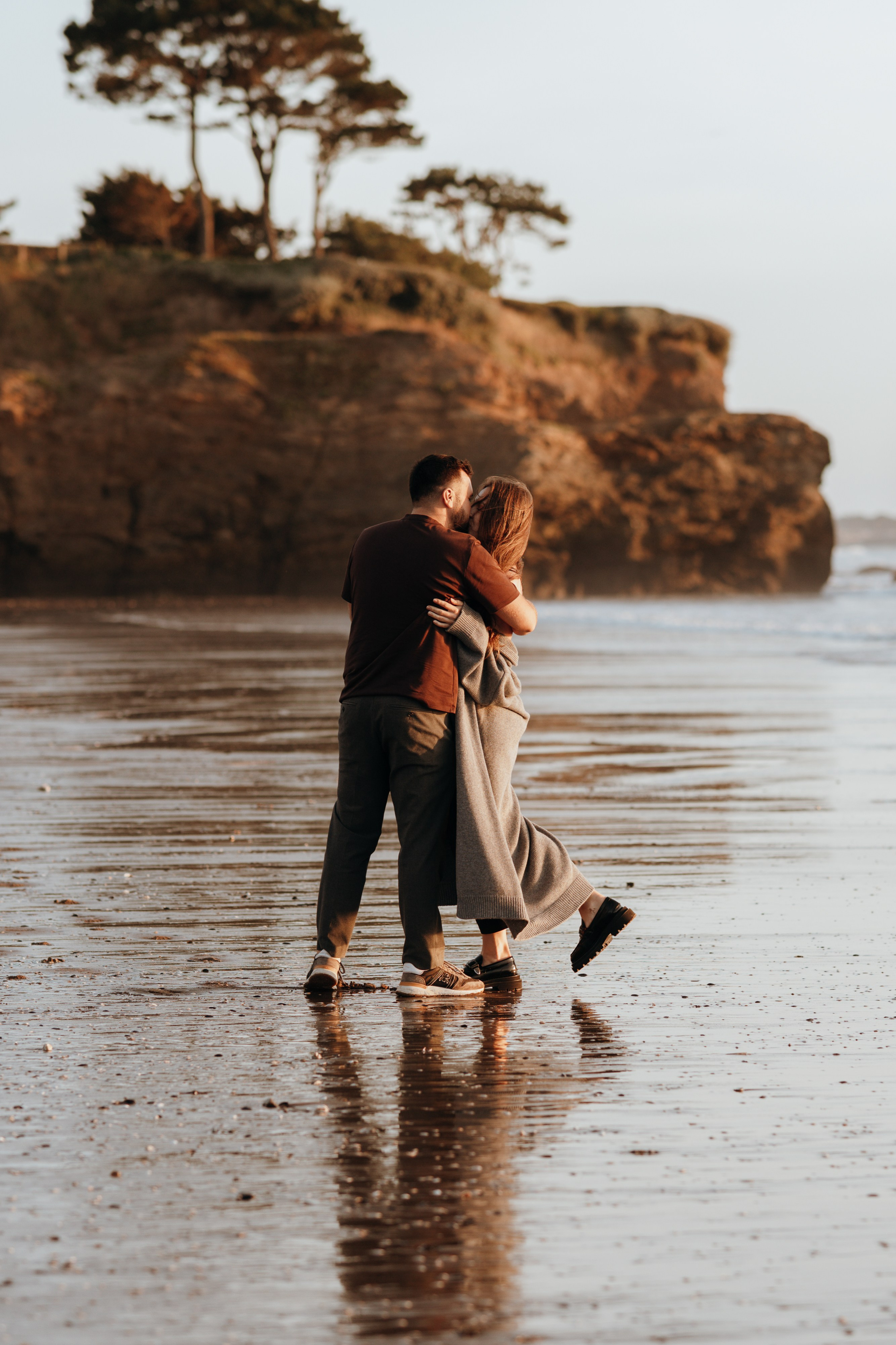 Sunset maternity photoshoot. Annah Louwagie — Lifestyle photographer for couples, families & brands | France & worldwide