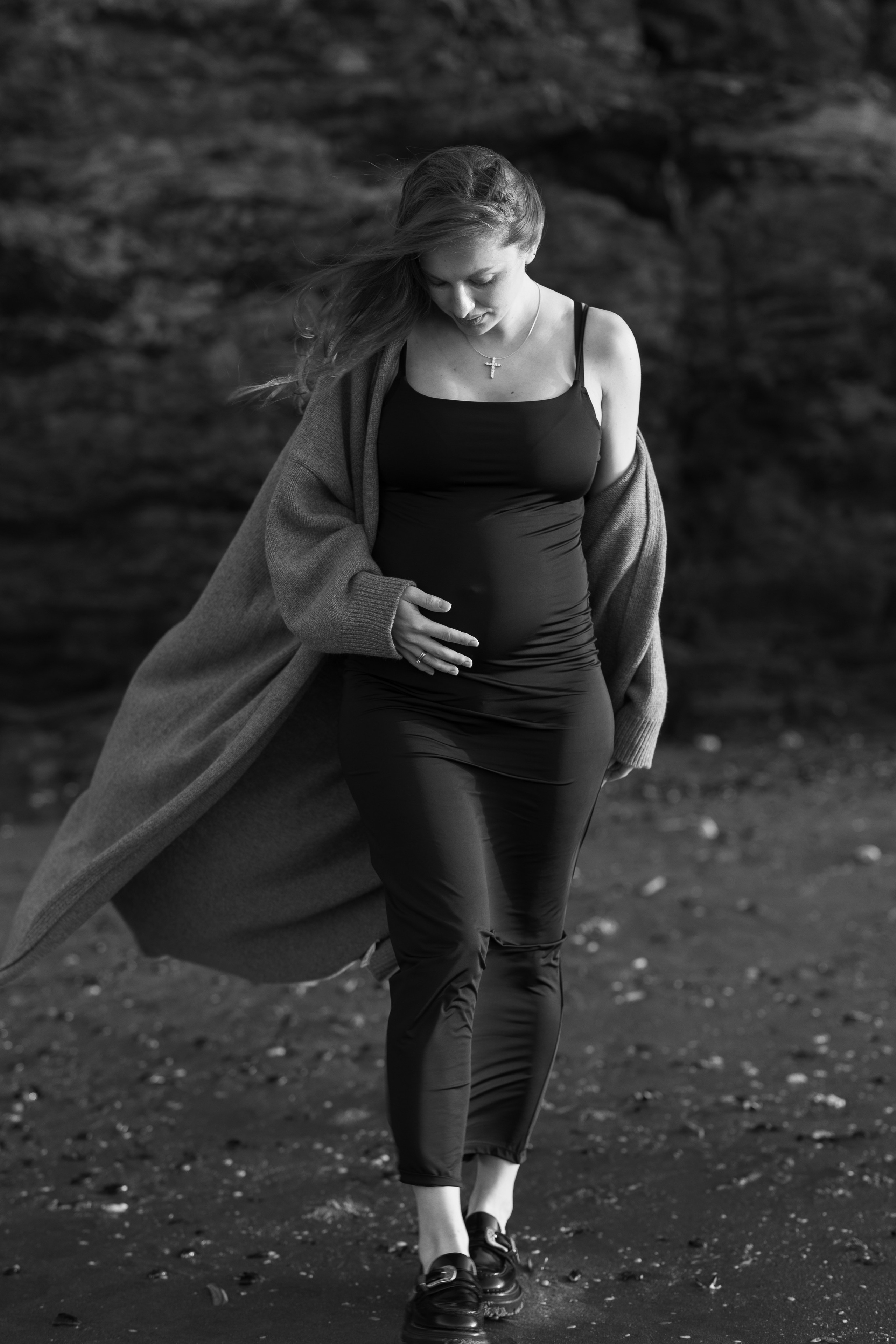 Sunset maternity photoshoot. Annah Louwagie — Lifestyle photographer for couples, families & brands | France & worldwide