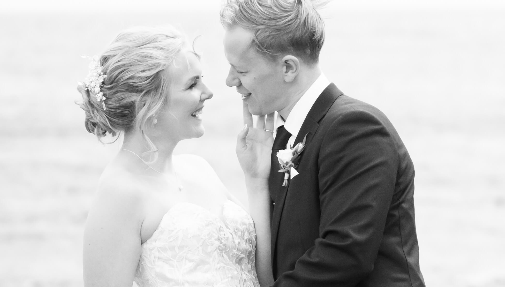 bryllupsfotograf Langesund, brud og brudgom ler sammen på stranden