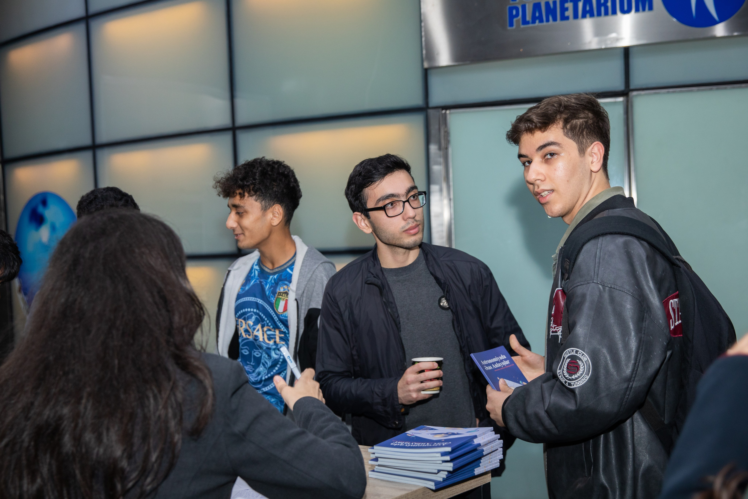 “Astronomiyada Əsas Anlayışlar” kitabının və “Fəza və Zamanın Elçiləri” filminin təqdimatı. Həvəskar Astronomlar Cəmiyyəti — Astronomy.az