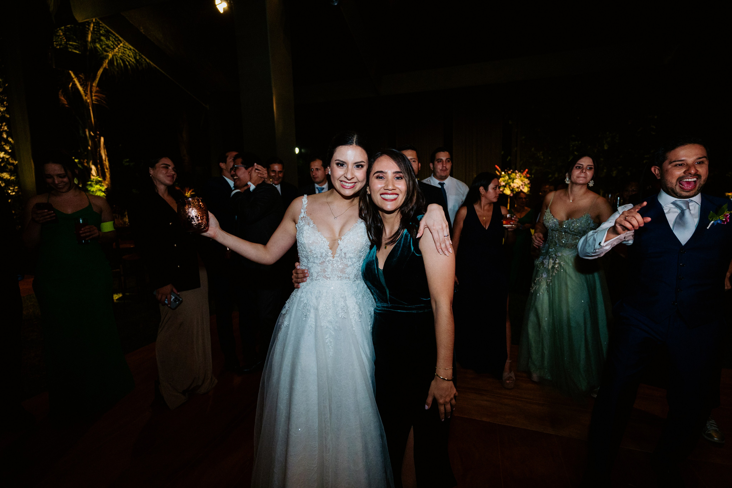 Un vistazo a la fiesta. Fotógrafo de Bodas en Lima | Ronhy Altamirano. Fotografía narrativa y cinematográfica para bodas, quinceañeras y eventos exclusivos