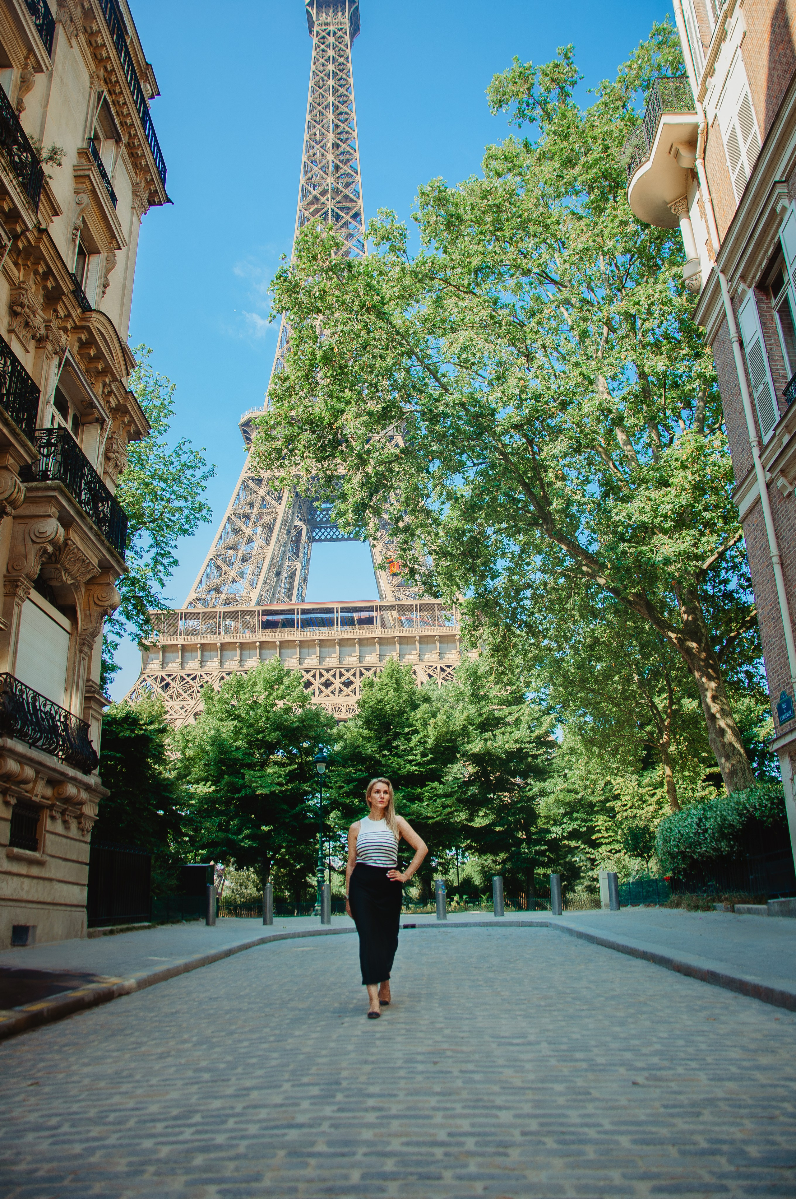 Летняя фотосессия у Эйфелевой башни. Фотограф в Париже Полина Осипова