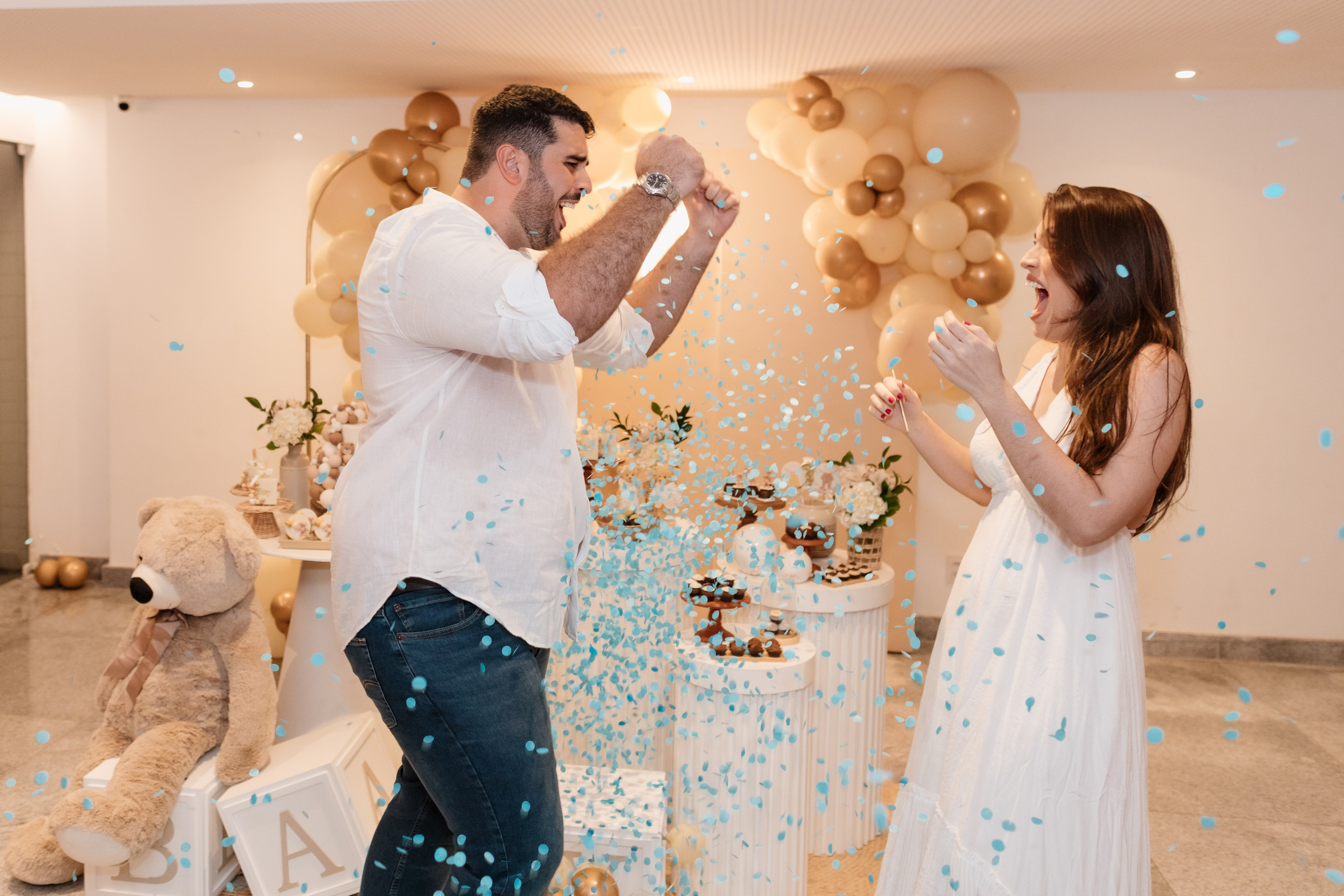 Fotografia espontânea do casal comemorando em chá revelação