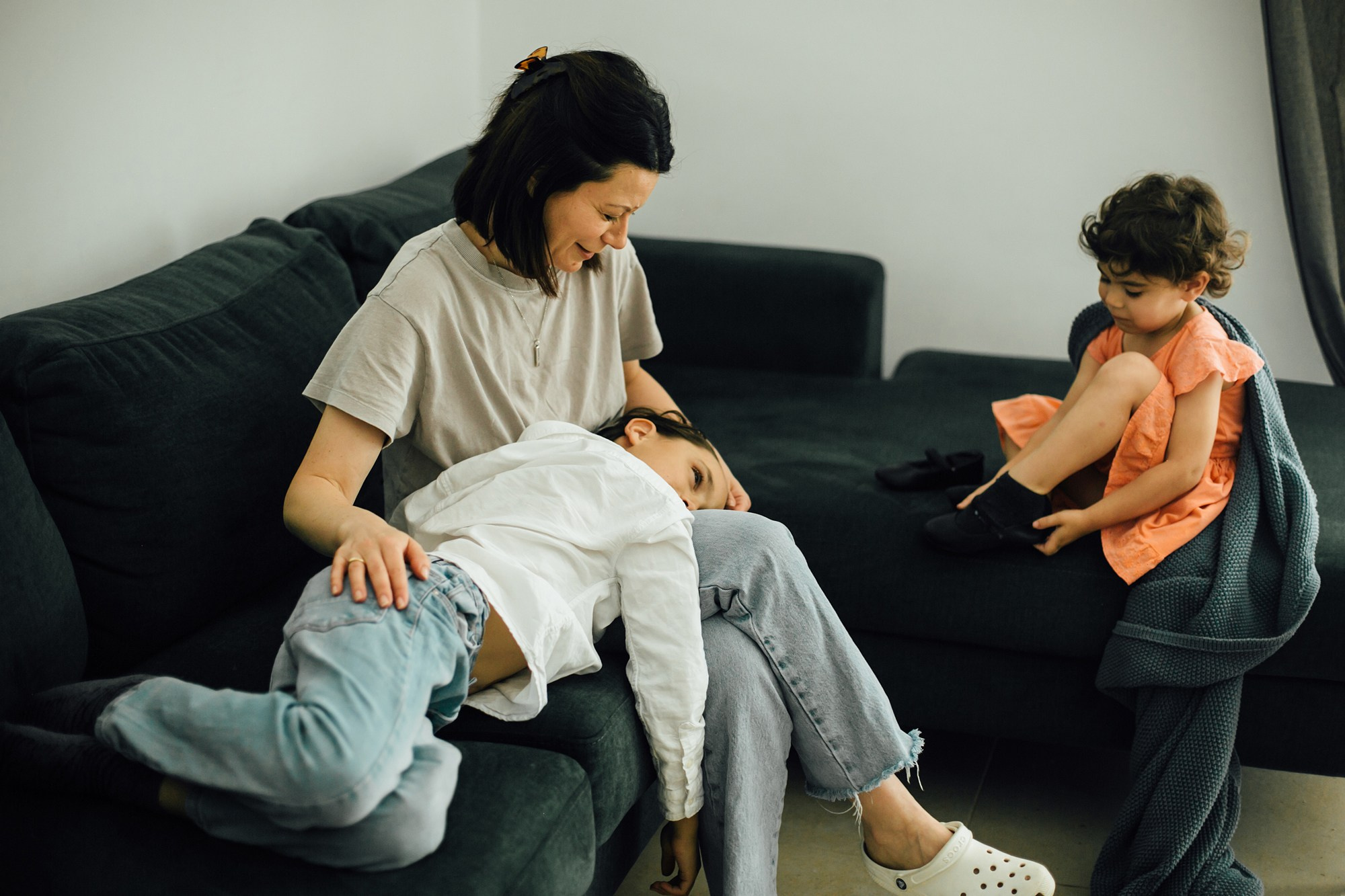 Mom&daughter at home. Family photographer in Israel