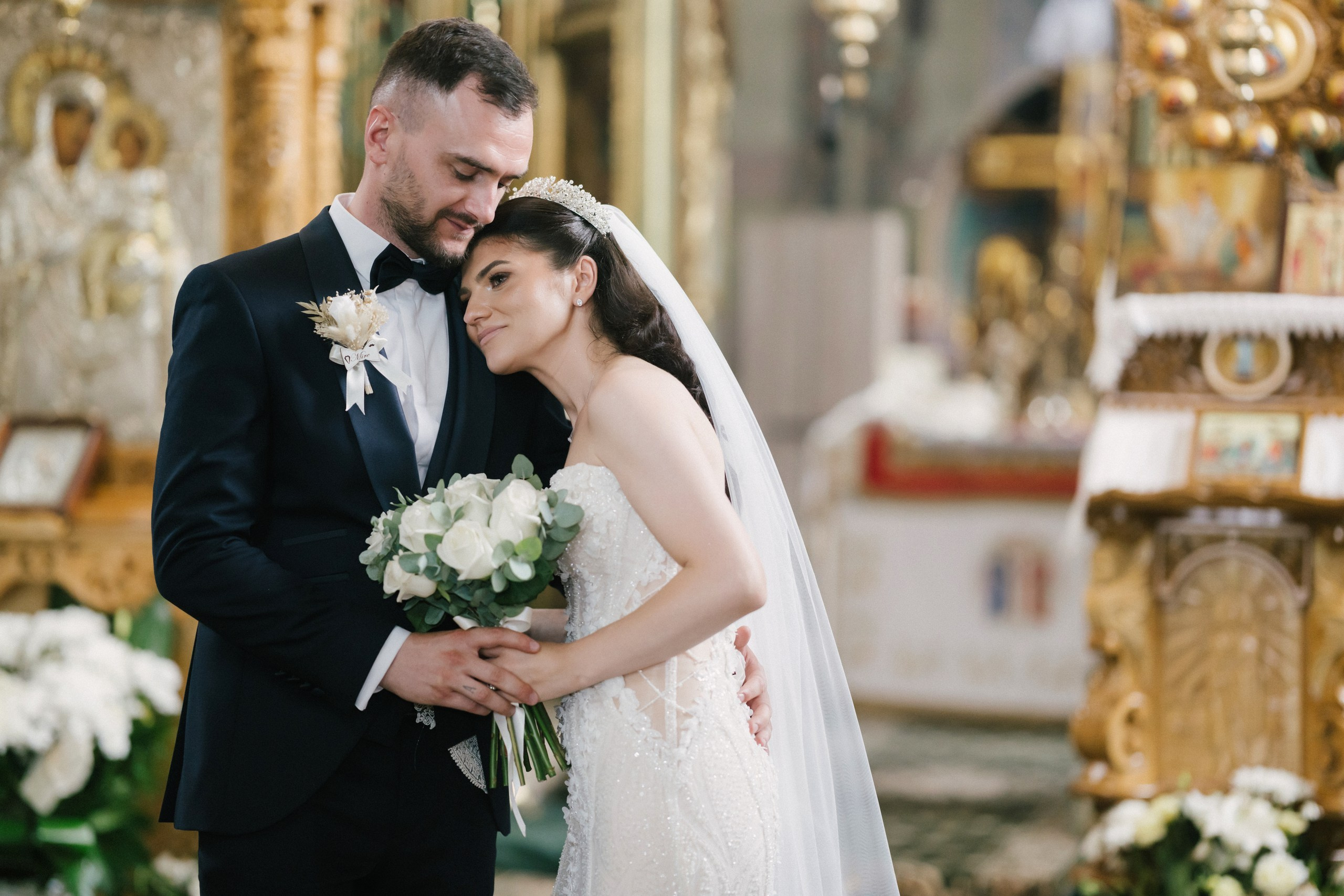 1. Mireasa Adriana în timpul pregătirilor de nuntă în Tudora Botoșani2. Costumul mirelui Ionuț fotografiat artistic în ziua nunții3. Prietenii mirelui la tradițiile de nuntă în Tudora4. Bărbieritul mirelui în cadrul obiceiurilor tradiționale de nuntă5. Fotografii de familie la biserică în ziua nunții6. Portret de familie cu mirii și copilul lor la nunta din Botoșani7. Primul dans al mirilor la Mariage Dor Baisa Botoșani8. Decor elegant de nuntă la Mariage Dor Baisa9. Emoții și tradiții la nunta din Tudora județul Botoșani10. Fotograf profesionist de nuntă în Botoșani surprinzând momente autentice - otograf-nunta-botosanifotograf-evenimente-botosanifotograf-profesionist-botosanifotograf-nunta-tudoranunta-tudora-botosanisedinta-foto-nunta-botosanipoze-nunta-botosanifotografii-nunta-tudorafotograf-cununie-religioasa-botosanibiserica-sfintii-imparati-constantin-si-elena-tudoramariage-dor-baisa-botosanirestaurant-nunta-botosanidansul-mirilor-mariage-dorpregatiri-mire-botosanipregatiri-mireasa-botosanitraditii-nunta-moldovaobiceiuri-nunta-tudorafotograf-familie-nunta-botosaniportret-miri-botosanigalerie-foto-nunta-botosanialbum-foto-nunta-botosaninunta-eleganta-botosaninunta-cu-traditii-botosanifotograf-premium-nunta-botosaniservicii-foto-video-botosanipoveste-de-nunta-botosanifotograf-documentar-nuntafotograf-natural-emotionalmiri-ionut-si-adriananunta-autentica-tudora -otograf-nunta-botosanifotograf-nunta-tudoranunta-tudora-botosanifotograf-evenimente-botosanifotograf-profesionist-botosaniservicii-foto-video-botosanigalerie-foto-nunta-botosanialbum-foto-nunta-botosani - nunta-autentica-botosaninunta-cu-traditii-botosanipoveste-de-nunta-botosanifotografii-emotionante-nuntamomente-autentice-nuntafotografie-documentara-nuntafotograf-natural-nunta- pregatiri-miri-tudorabiserica-tudora-botosanicununie-religioasa-tudoramariage-dor-baisa-botosanipetrecere-nunta-botosanivalsul-mirilor-botosani - alino-foto-studio-botosaniionut-si-adriana-nunta-tudorafotograf-alin-chirila-botosani