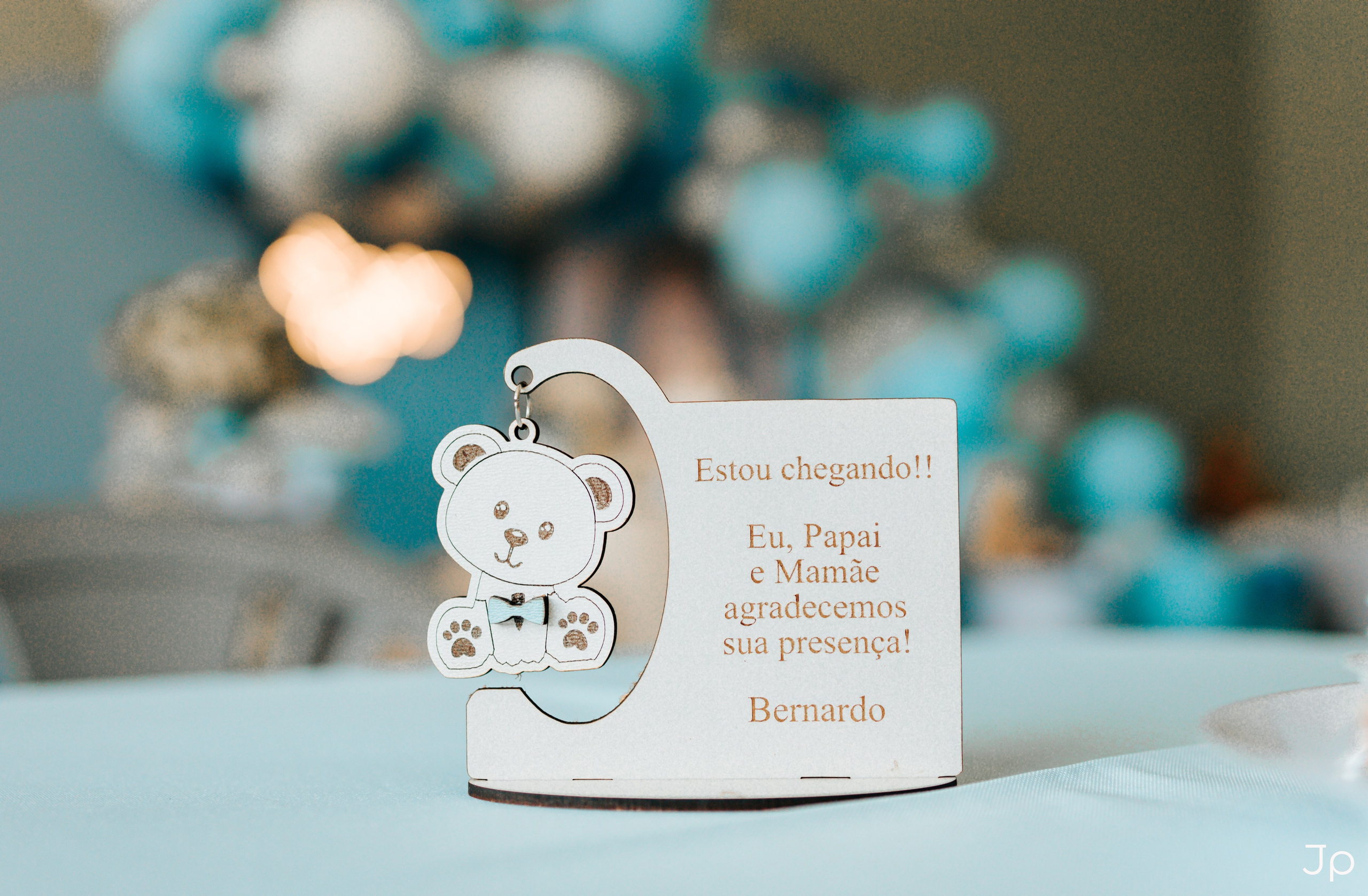 Plaquinha com nome do bebê decorando a mesa do chá de bebê em Barra Bonita.