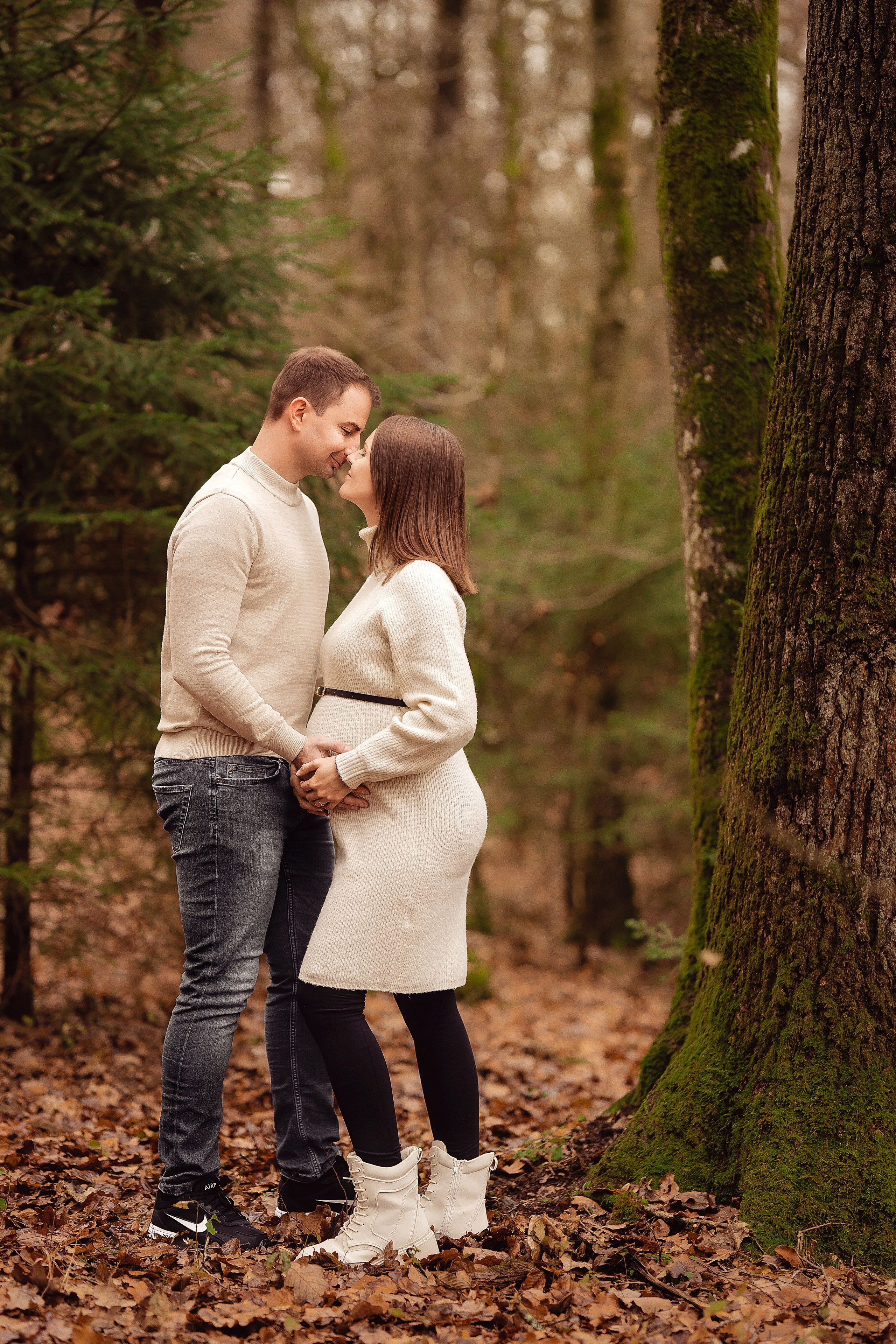 Babybauch im Wald. Portraitfotografie in Gründau Elena Ohnstedt