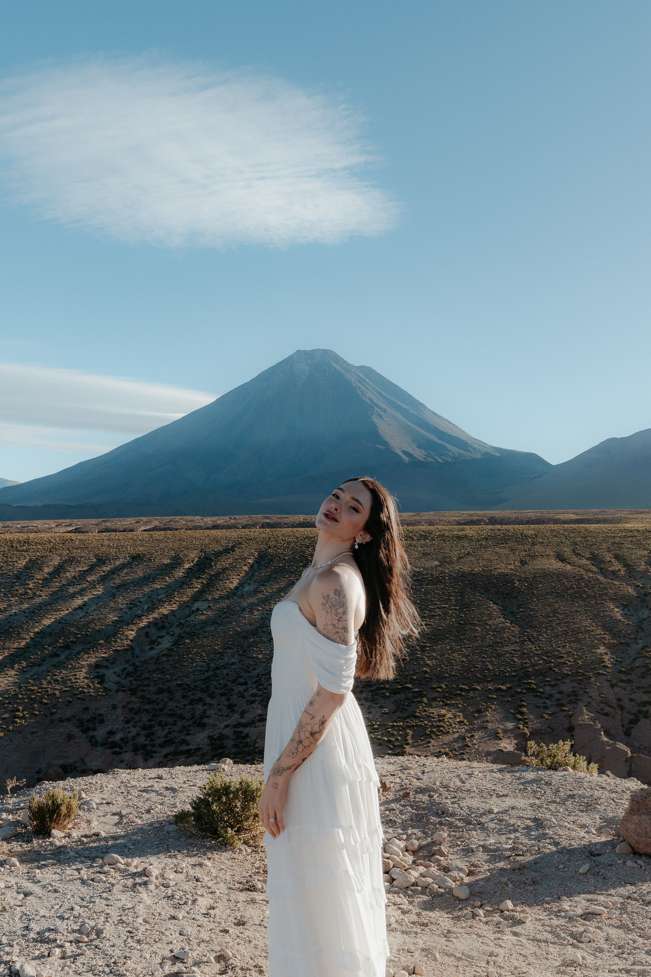 Pre-wedding no mirante do vulcão Licancabur. Photographer in San Pedro de Atacama