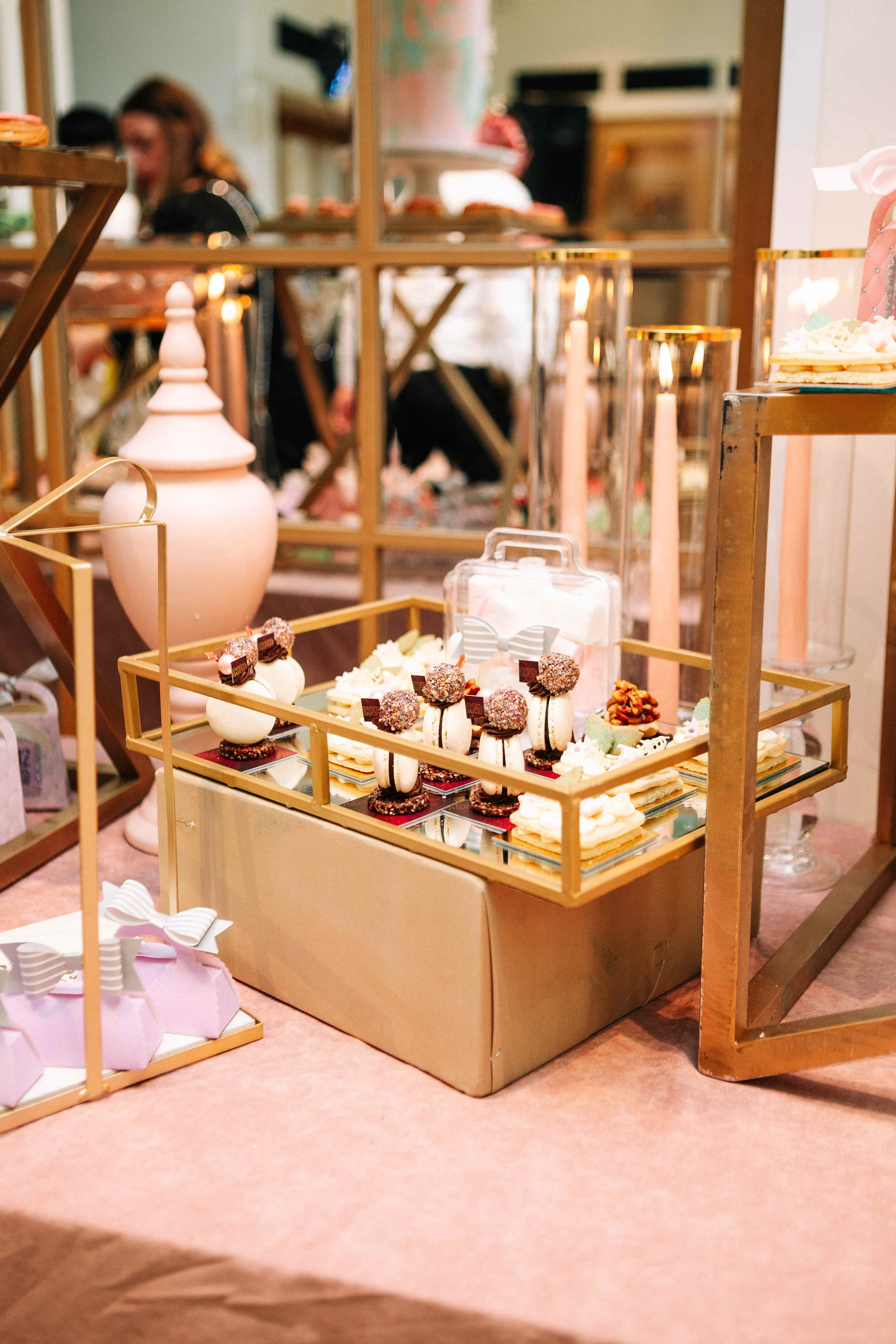 PARTY IN A RESTAURANT WITH THE WHOLE FAMILY. Https://shi-photo.com/