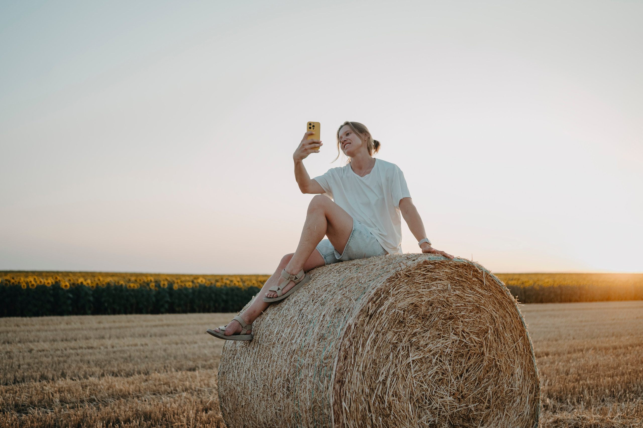 Letnje fotografisanje u polju suncokreta i sena. Deciji i porodicni fotograf u Beogradu Oksana Skendzic