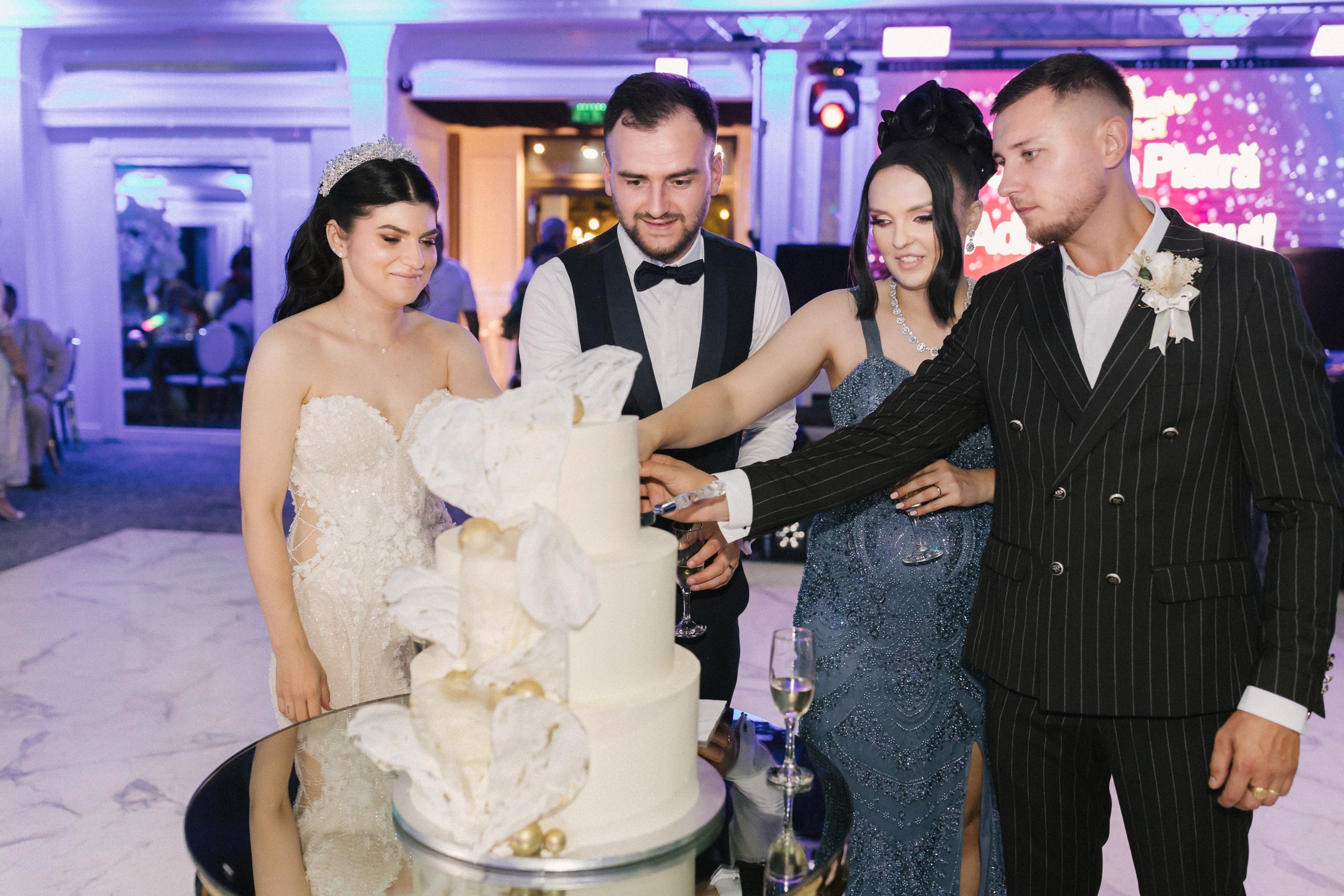 1. Mireasa Adriana în timpul pregătirilor de nuntă în Tudora Botoșani2. Costumul mirelui Ionuț fotografiat artistic în ziua nunții3. Prietenii mirelui la tradițiile de nuntă în Tudora4. Bărbieritul mirelui în cadrul obiceiurilor tradiționale de nuntă5. Fotografii de familie la biserică în ziua nunții6. Portret de familie cu mirii și copilul lor la nunta din Botoșani7. Primul dans al mirilor la Mariage Dor Baisa Botoșani8. Decor elegant de nuntă la Mariage Dor Baisa9. Emoții și tradiții la nunta din Tudora județul Botoșani10. Fotograf profesionist de nuntă în Botoșani surprinzând momente autentice - otograf-nunta-botosanifotograf-evenimente-botosanifotograf-profesionist-botosanifotograf-nunta-tudoranunta-tudora-botosanisedinta-foto-nunta-botosanipoze-nunta-botosanifotografii-nunta-tudorafotograf-cununie-religioasa-botosanibiserica-sfintii-imparati-constantin-si-elena-tudoramariage-dor-baisa-botosanirestaurant-nunta-botosanidansul-mirilor-mariage-dorpregatiri-mire-botosanipregatiri-mireasa-botosanitraditii-nunta-moldovaobiceiuri-nunta-tudorafotograf-familie-nunta-botosaniportret-miri-botosanigalerie-foto-nunta-botosanialbum-foto-nunta-botosaninunta-eleganta-botosaninunta-cu-traditii-botosanifotograf-premium-nunta-botosaniservicii-foto-video-botosanipoveste-de-nunta-botosanifotograf-documentar-nuntafotograf-natural-emotionalmiri-ionut-si-adriananunta-autentica-tudora -otograf-nunta-botosanifotograf-nunta-tudoranunta-tudora-botosanifotograf-evenimente-botosanifotograf-profesionist-botosaniservicii-foto-video-botosanigalerie-foto-nunta-botosanialbum-foto-nunta-botosani - nunta-autentica-botosaninunta-cu-traditii-botosanipoveste-de-nunta-botosanifotografii-emotionante-nuntamomente-autentice-nuntafotografie-documentara-nuntafotograf-natural-nunta- pregatiri-miri-tudorabiserica-tudora-botosanicununie-religioasa-tudoramariage-dor-baisa-botosanipetrecere-nunta-botosanivalsul-mirilor-botosani - alino-foto-studio-botosaniionut-si-adriana-nunta-tudorafotograf-alin-chirila-botosani