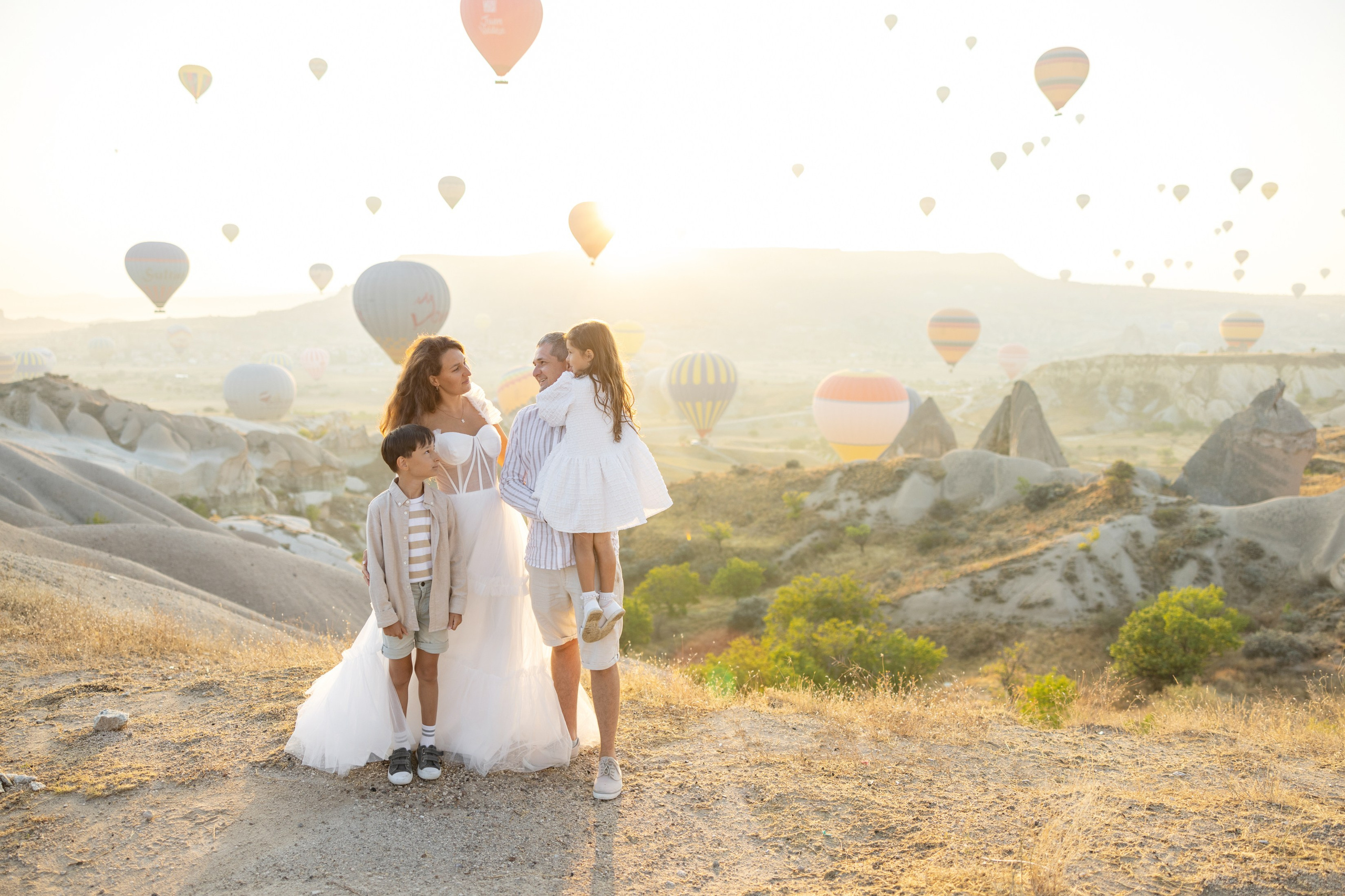 Family Photoshoot at Sunrise with Cappadocia’s Hot Air Balloons. Julia Ganch I Fashion Wedding Photography I Cappadocia Turkey