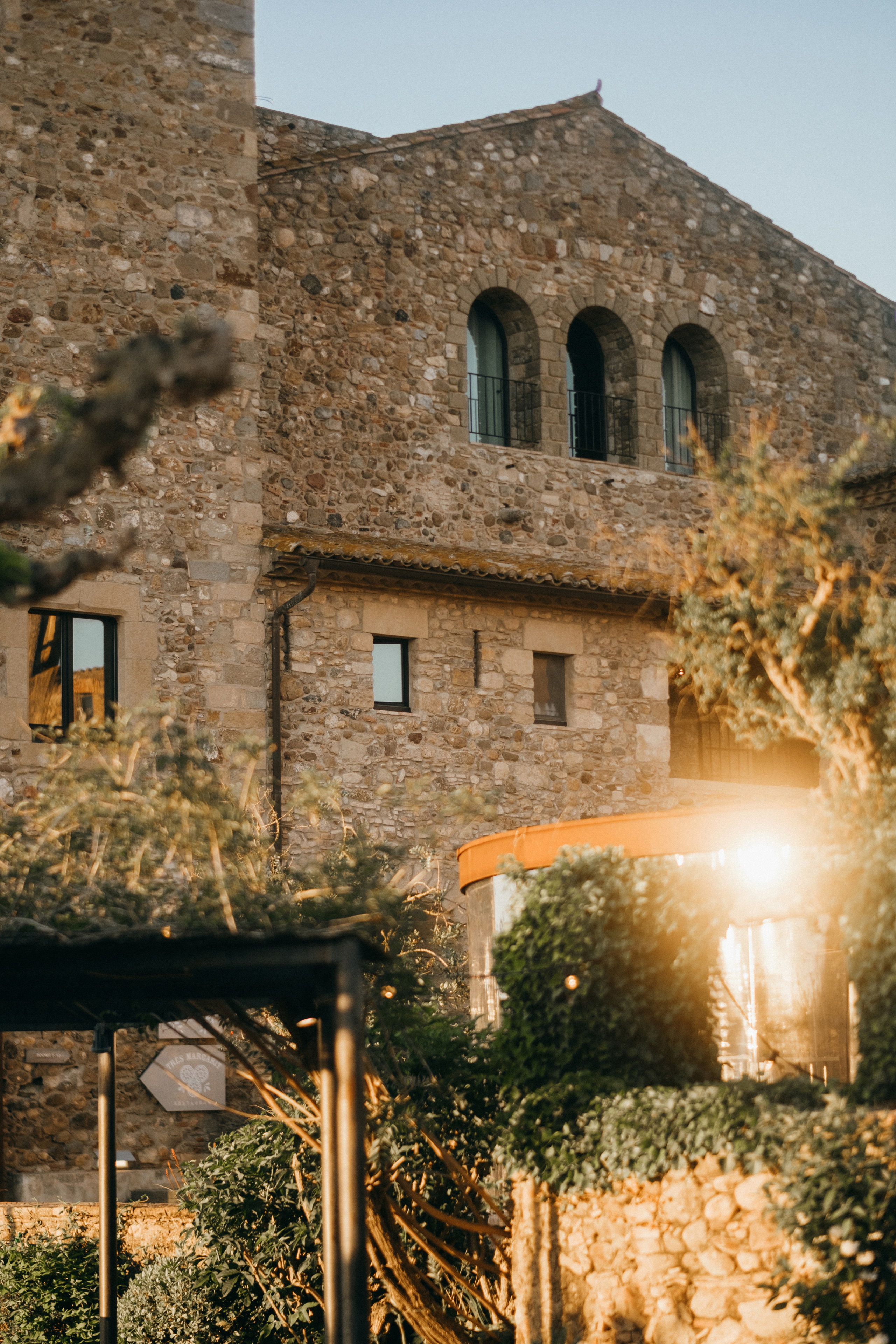 Annebel & Kenny. Hotel Castell d’Emporda. Paola fotógrafo / videografo de bodas en Barcelona