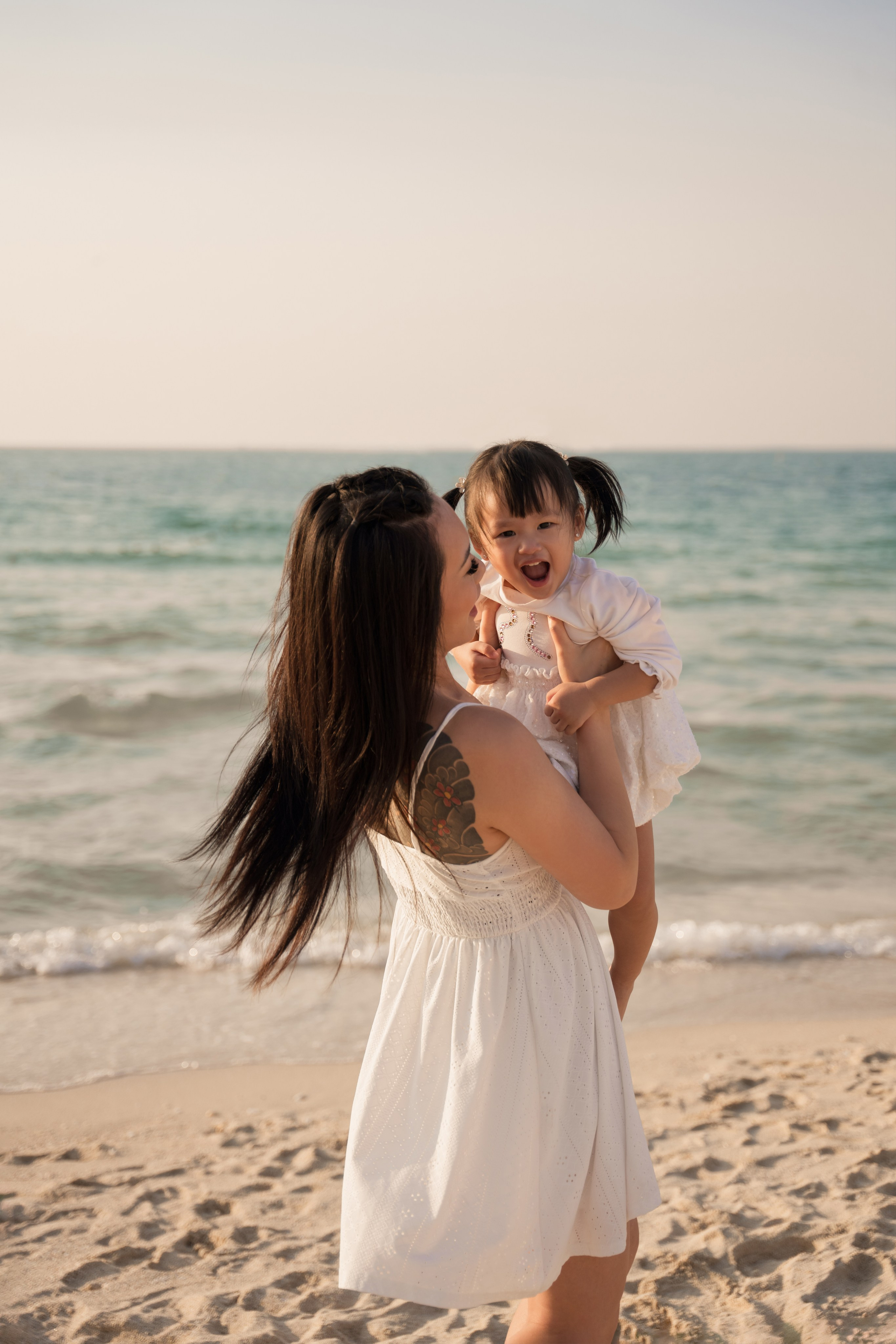 Sea breeze and giggles. Angela Iakovleva — Family Photographer in Dubai