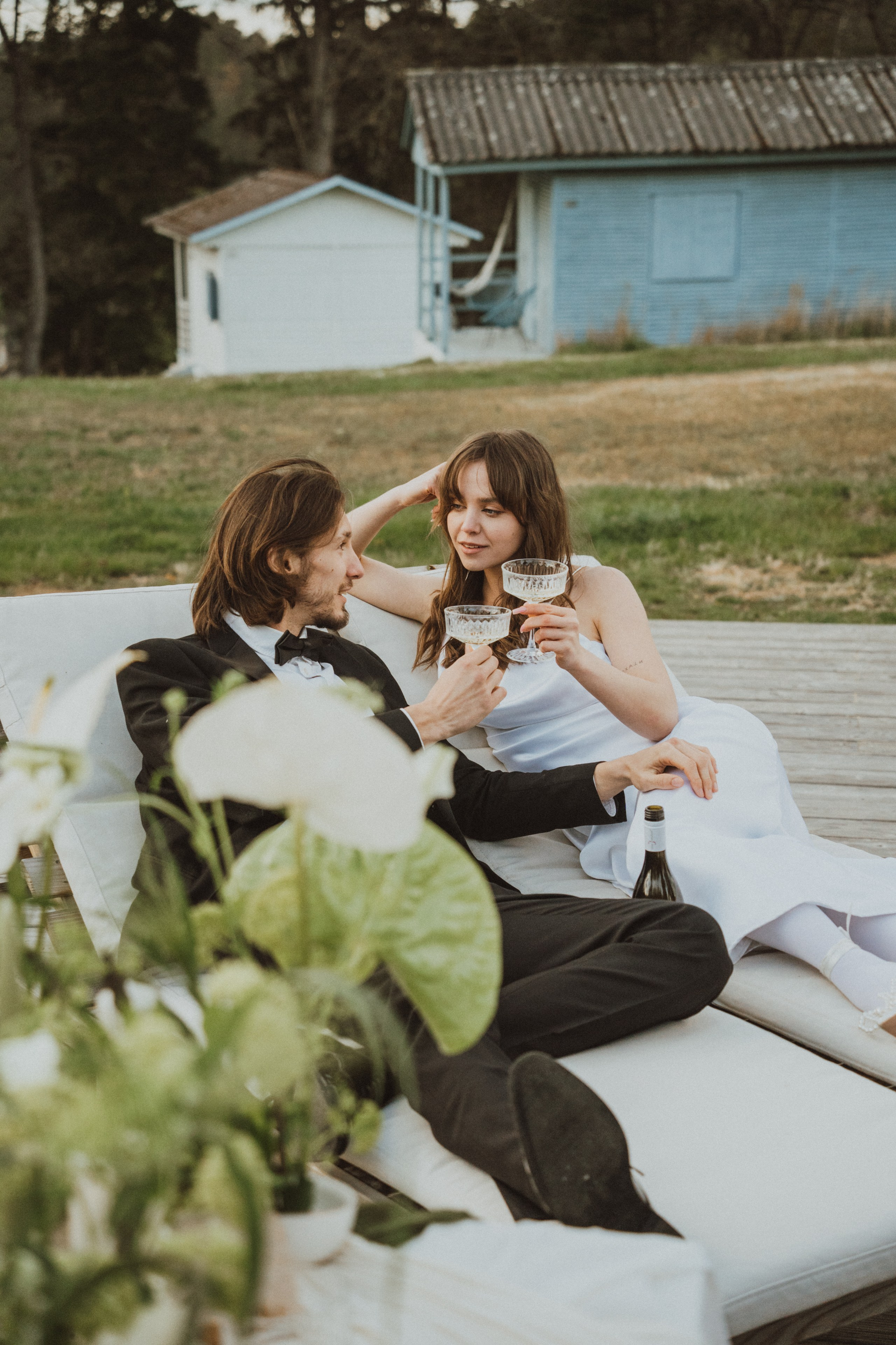 Romantický okamžik novomanželů při svatebním focení. Jemná atmosféra a přirozená krása zachycená ve spontánním momentu. 