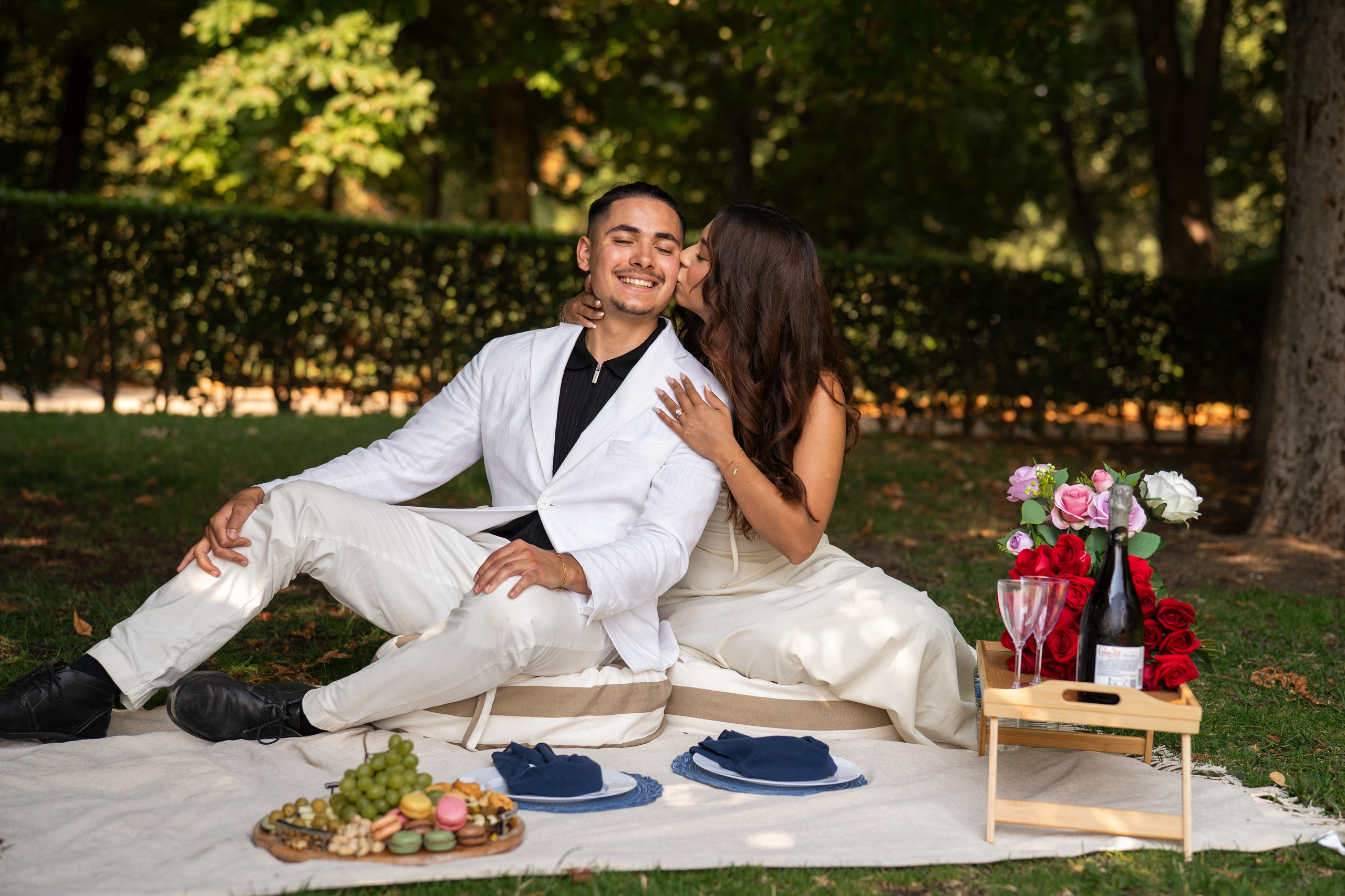 Romantic proposal in Retiro park. Photographer in Madrid, Spain. Alyona Belyaninova