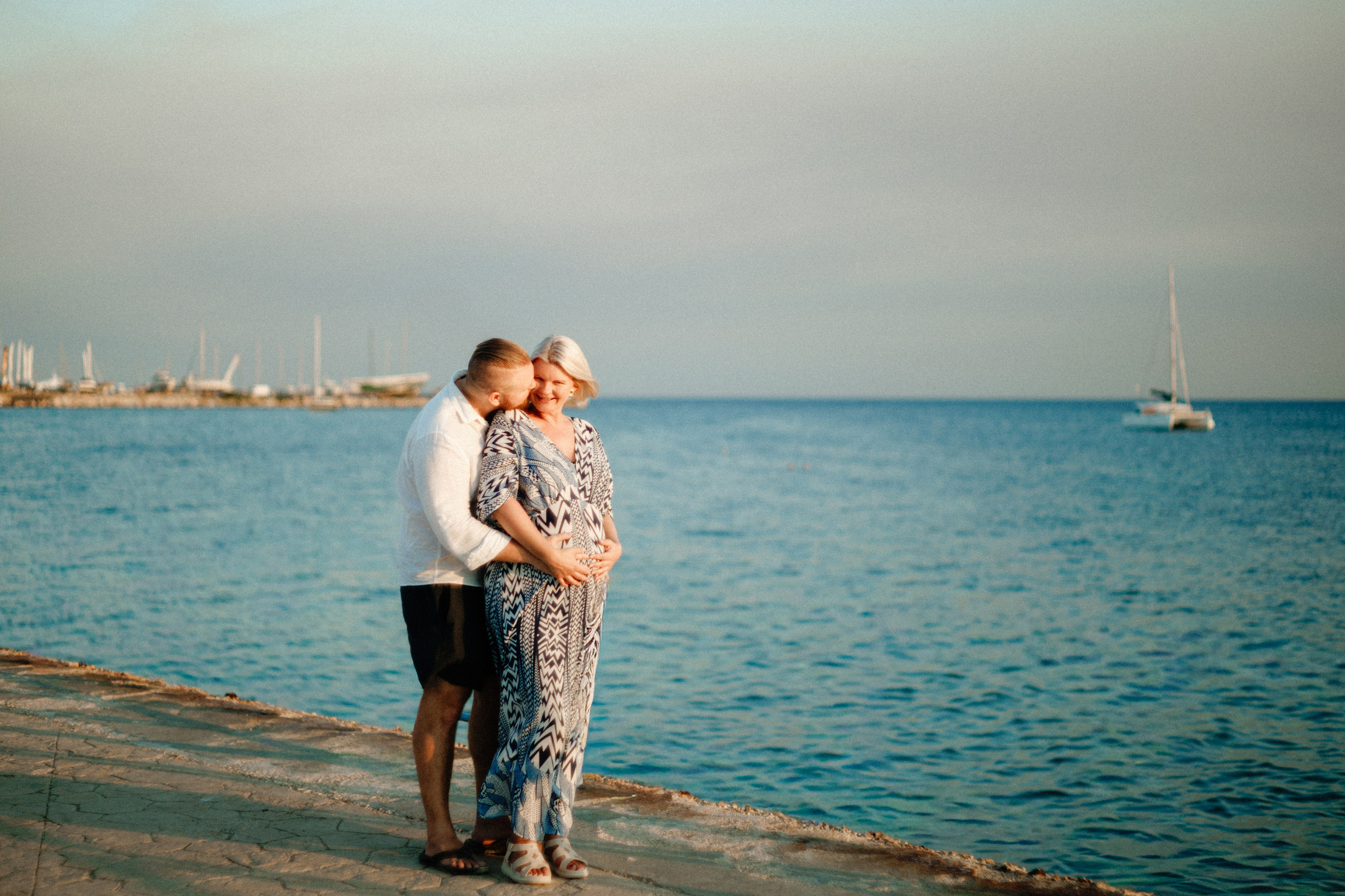 Jessi and Chris in Athenian riviera. Photographer in Greece Kristina