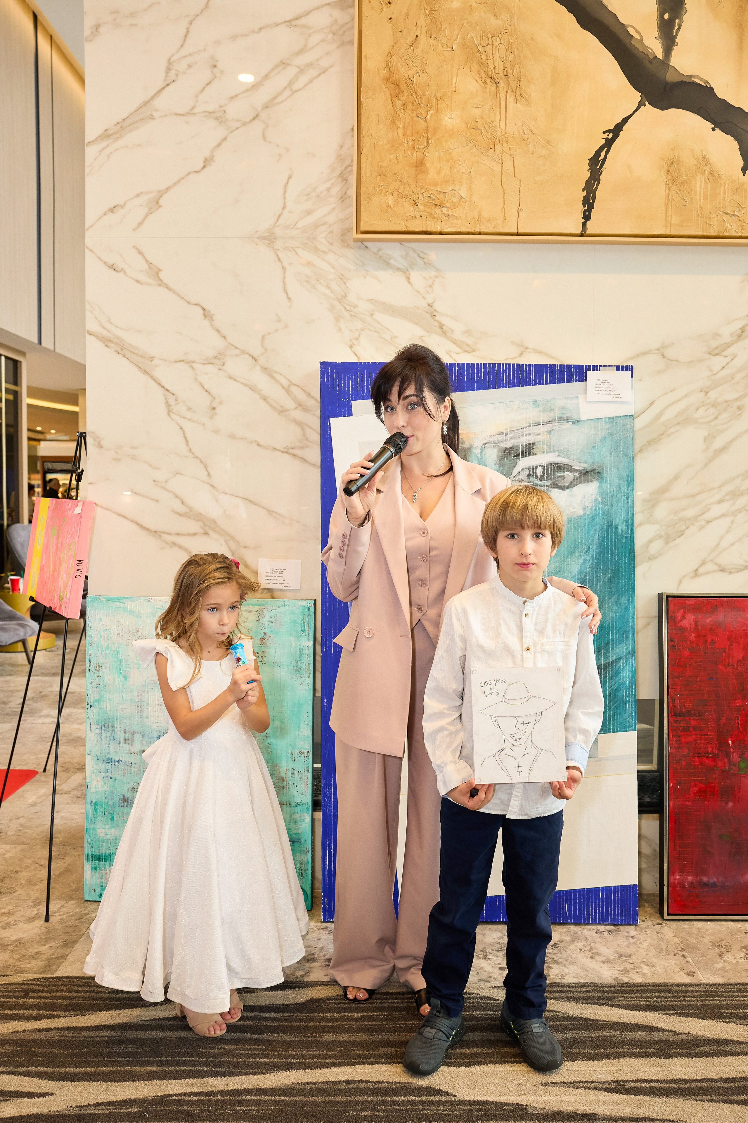 Авторская благотворительная художественная выставка Дианы Бортник. Фотограф Юлия Маковеева