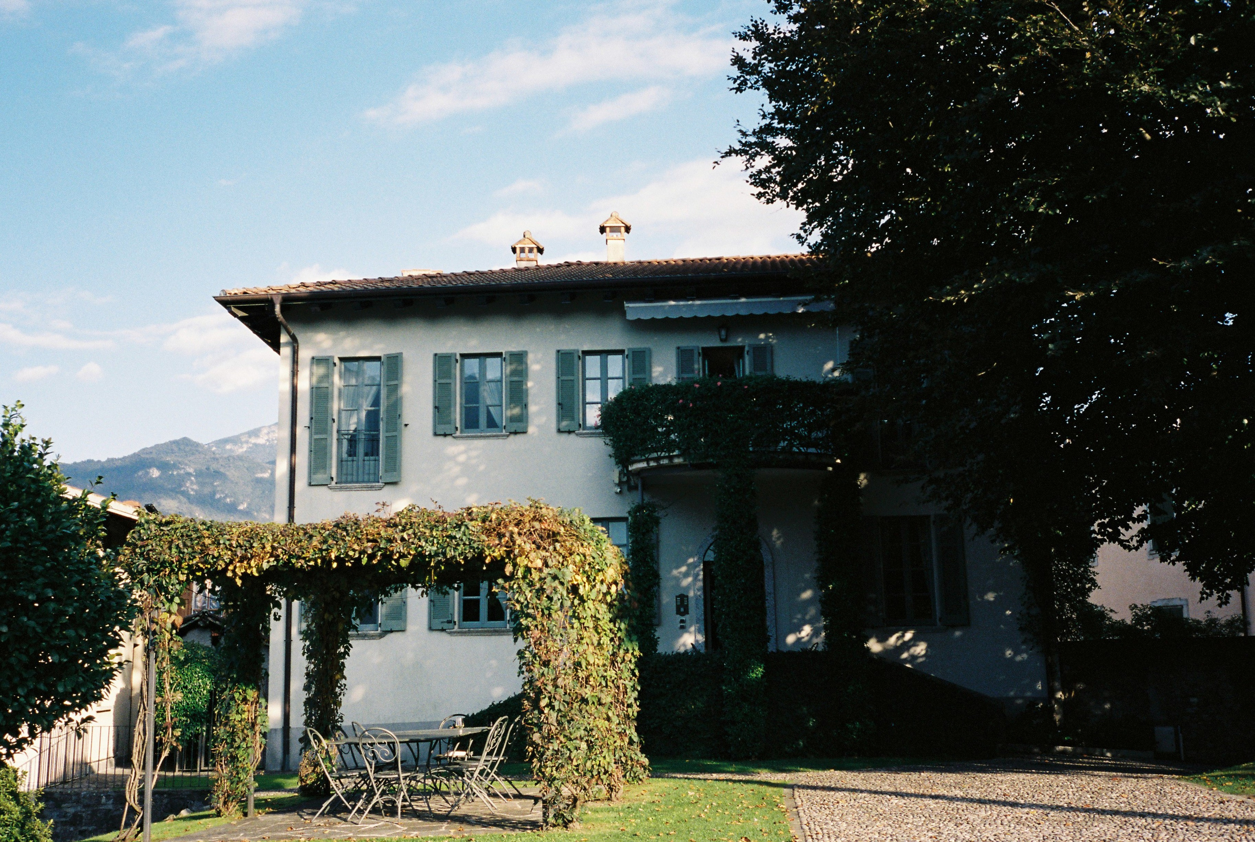 Pre-wedding photoshoot in Bellagio. Wedding photographer in Italy