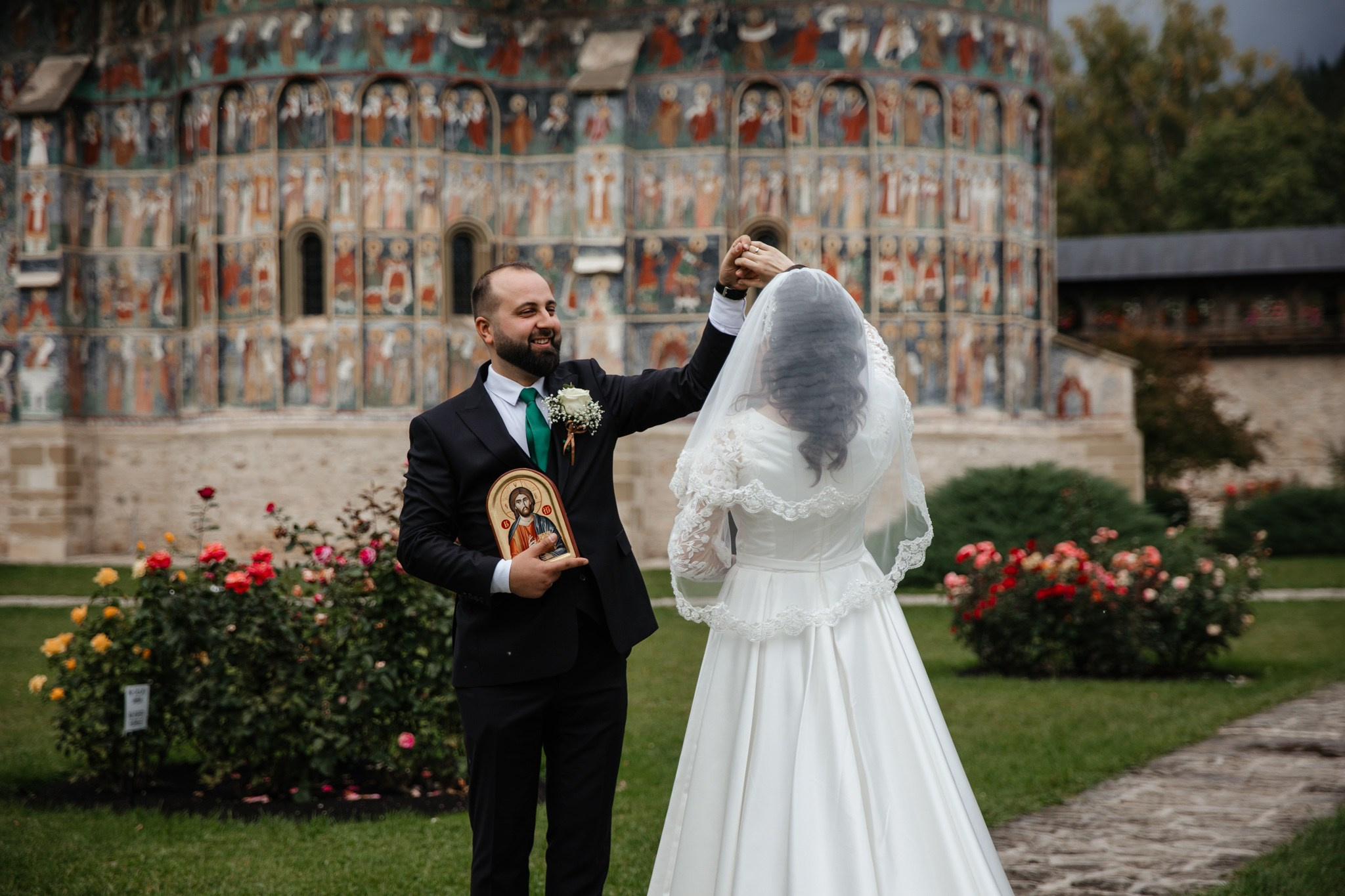 Nunta de Poveste la Sucevița: Cristi și Andreea. Servicii foto-video profesionale, pentru momente de neuitat