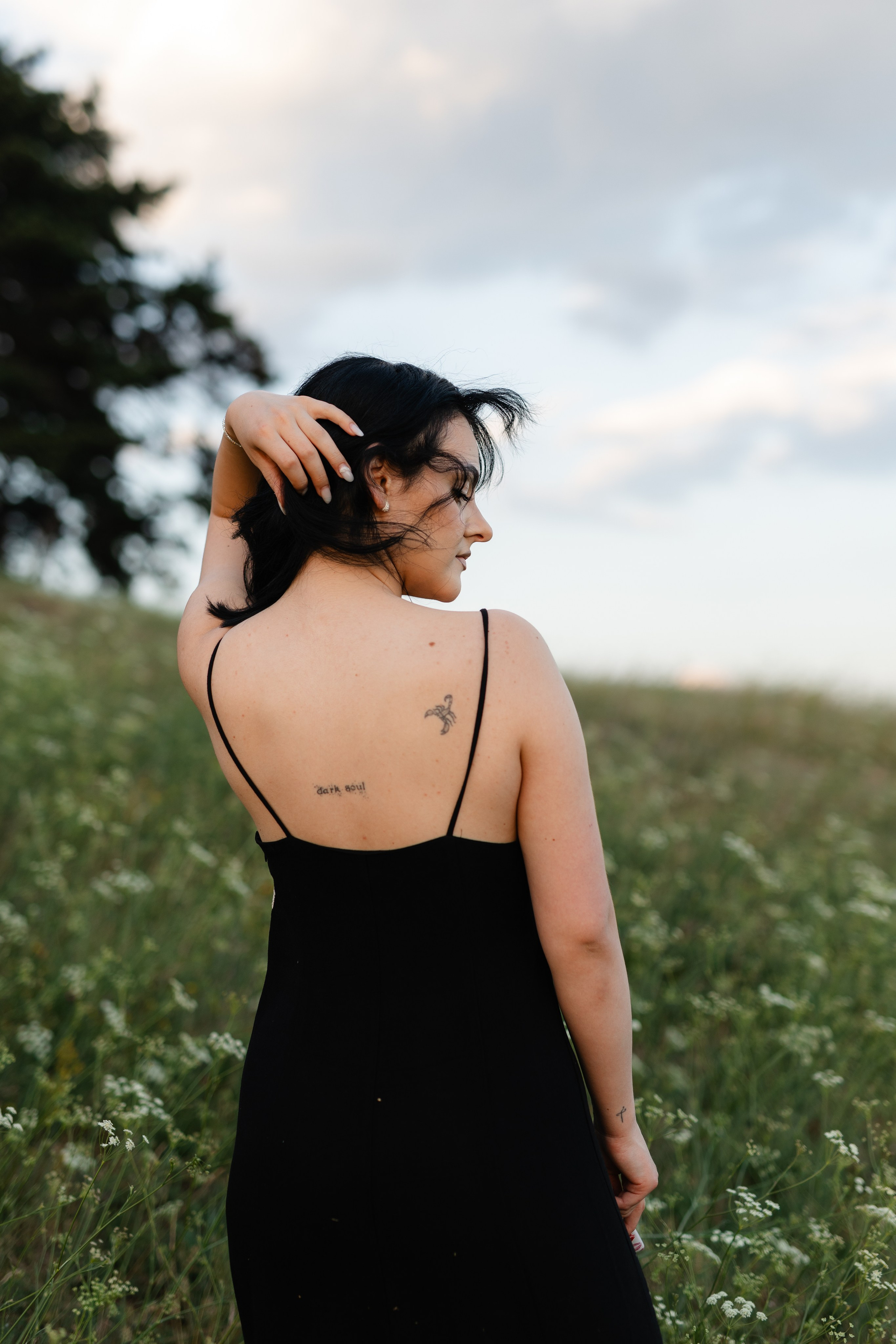 Laura — Portrait. Main