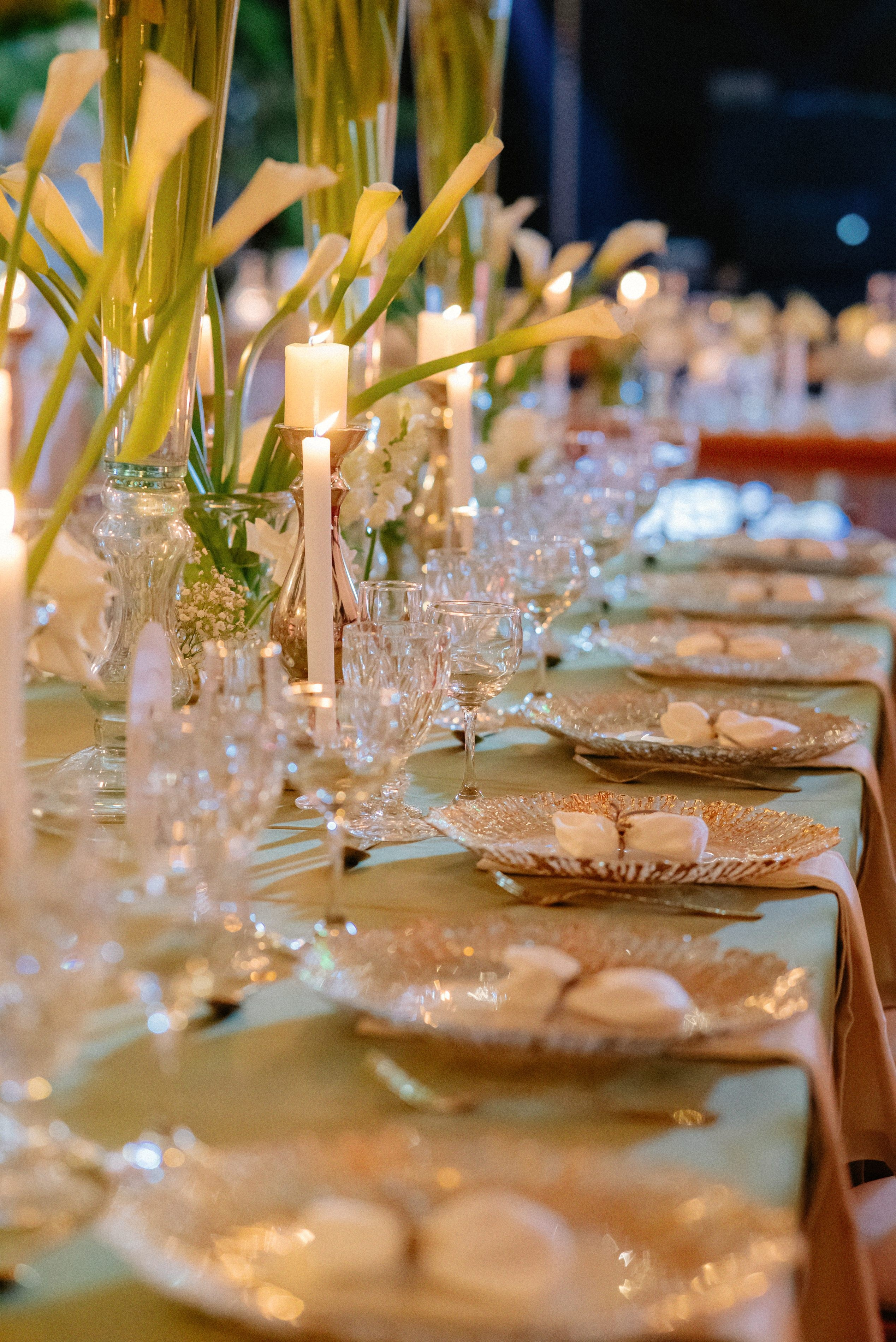 Wedding table setup – “Elegant wedding table setup with plates, glasses, and floral decorations, high-quality wedding photography in Cartagena