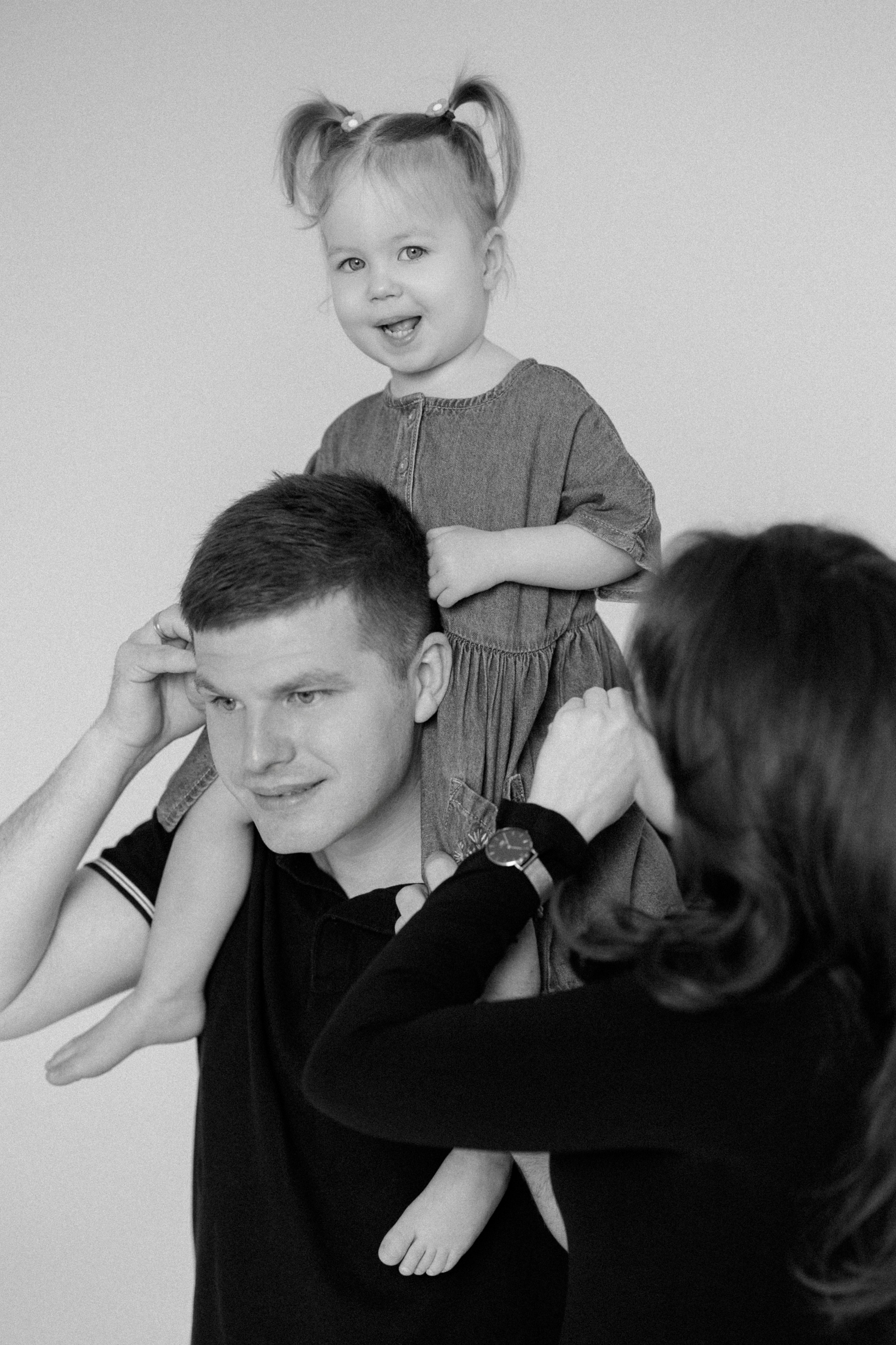 Ședință Foto de Familie — Stil Minimalist pe Fundal Alb. Scarlat Photography