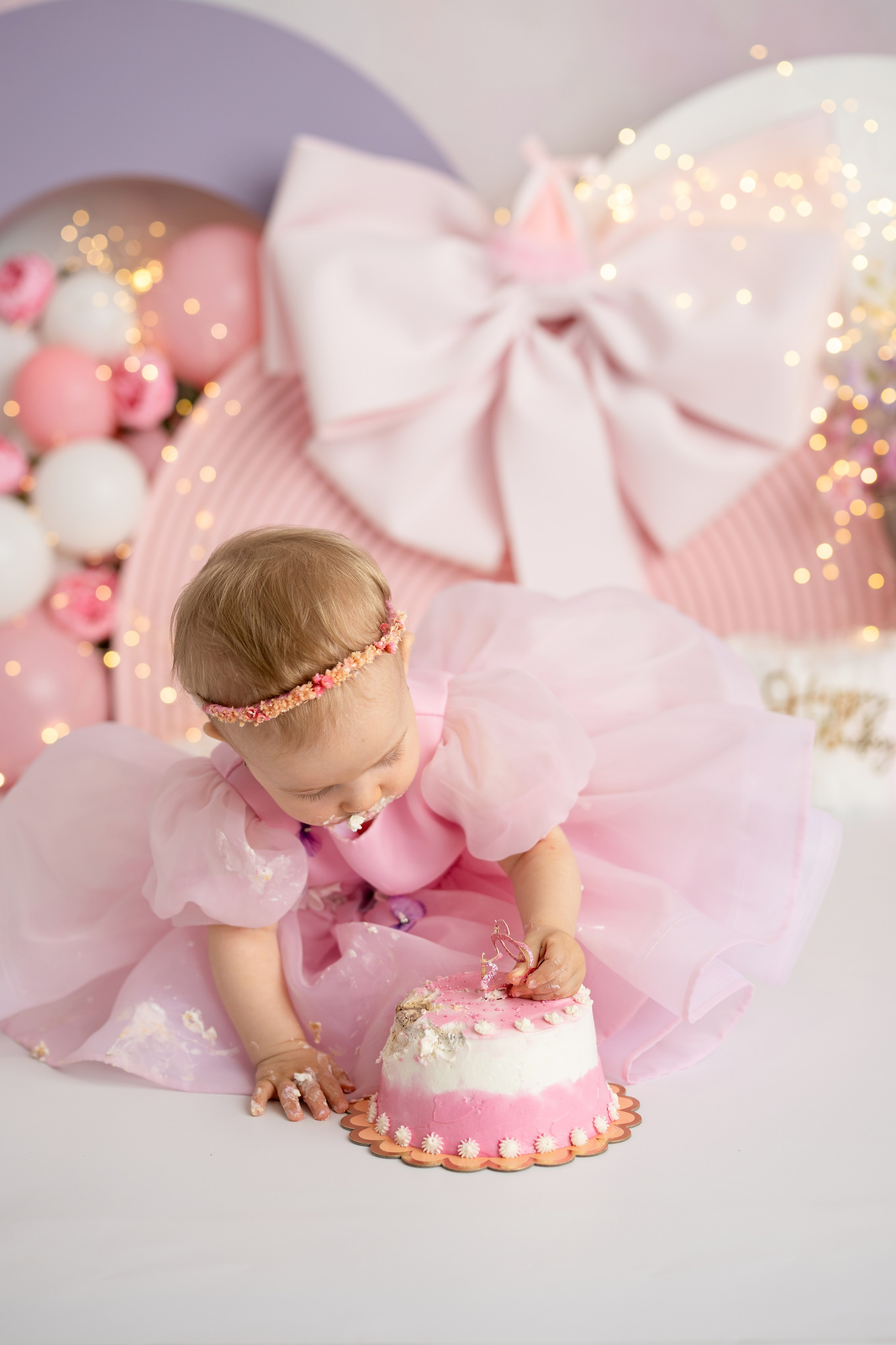 Smash the cake. Photographer Claudia Jidovineantu