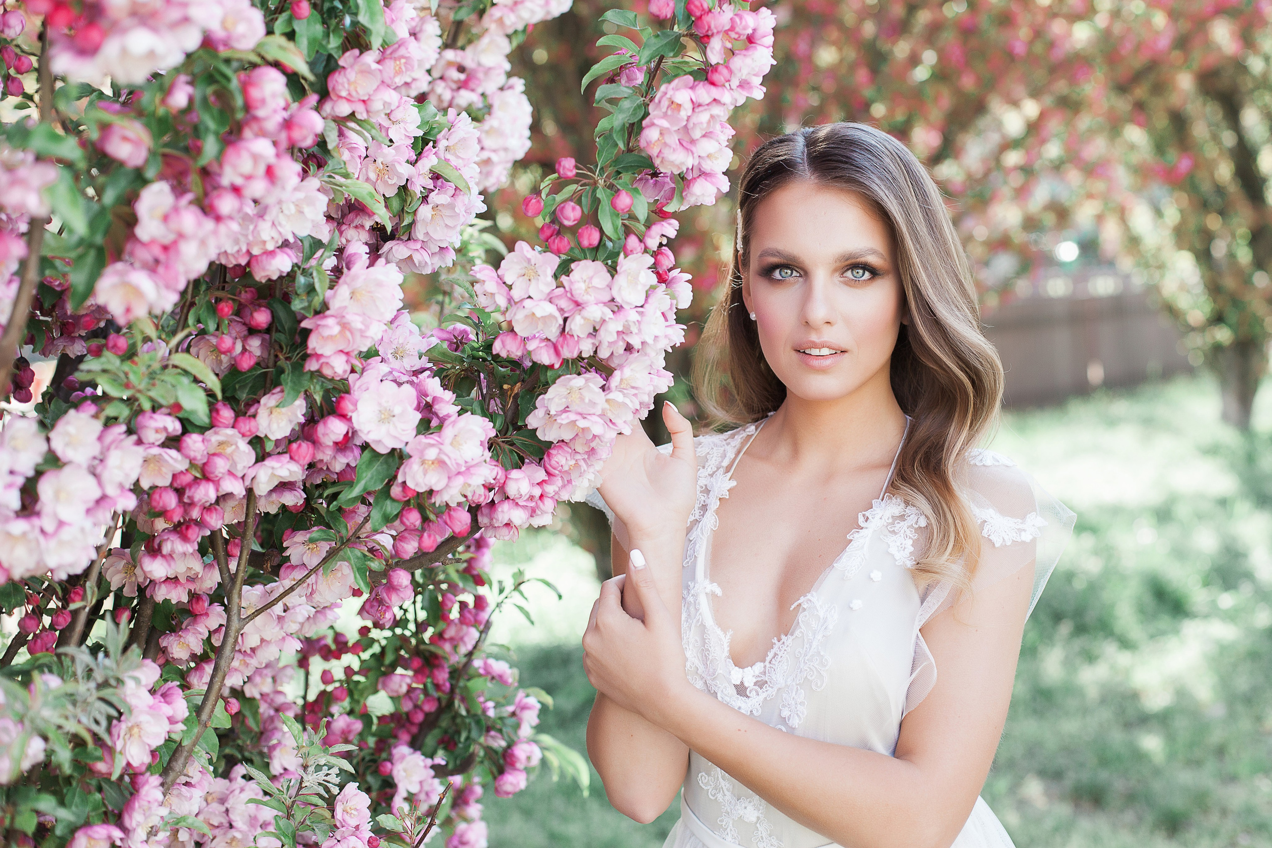 Braut mit Blumenstrauß – cineastische Hochzeitsvideografie, luxuriöse Wedding Films in Deutschland