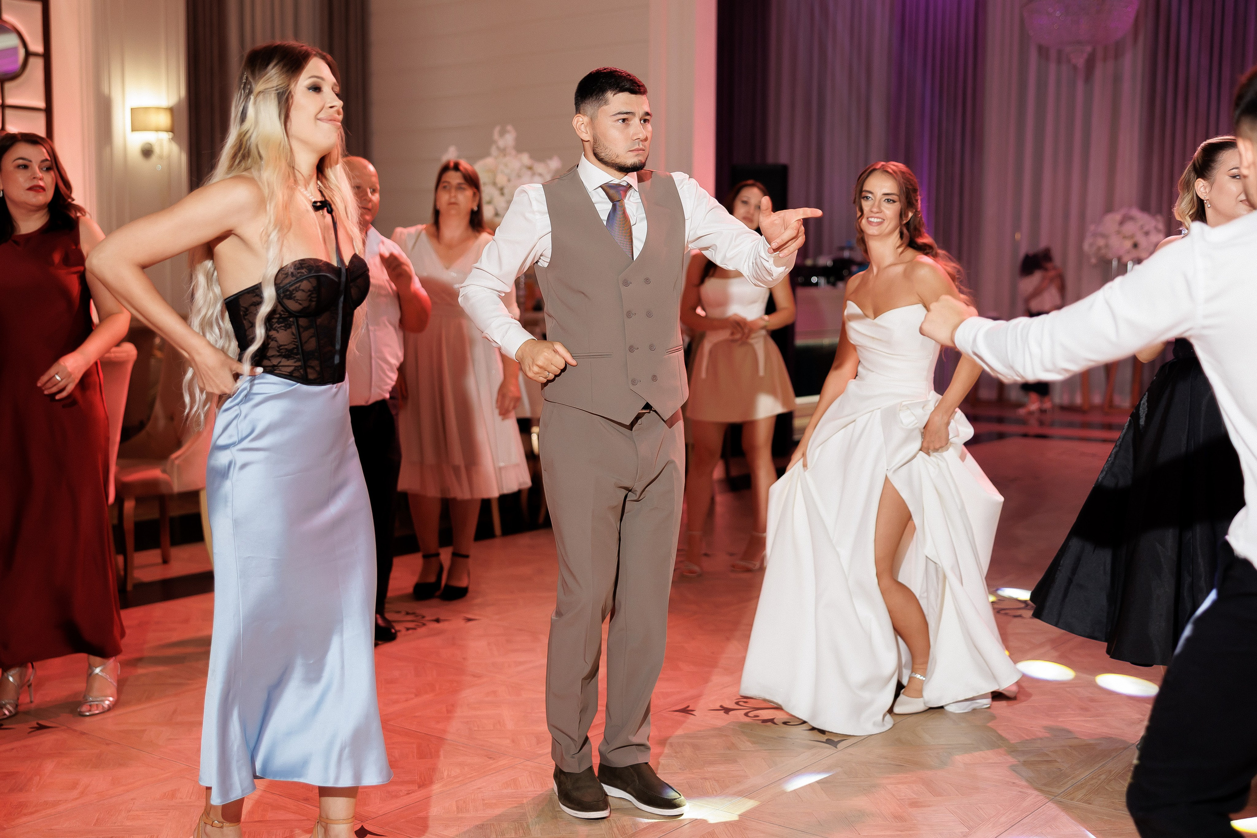 Eugen & Livia — Grand Elysee — Wedding Day. Servicii Foto și Video 067188353