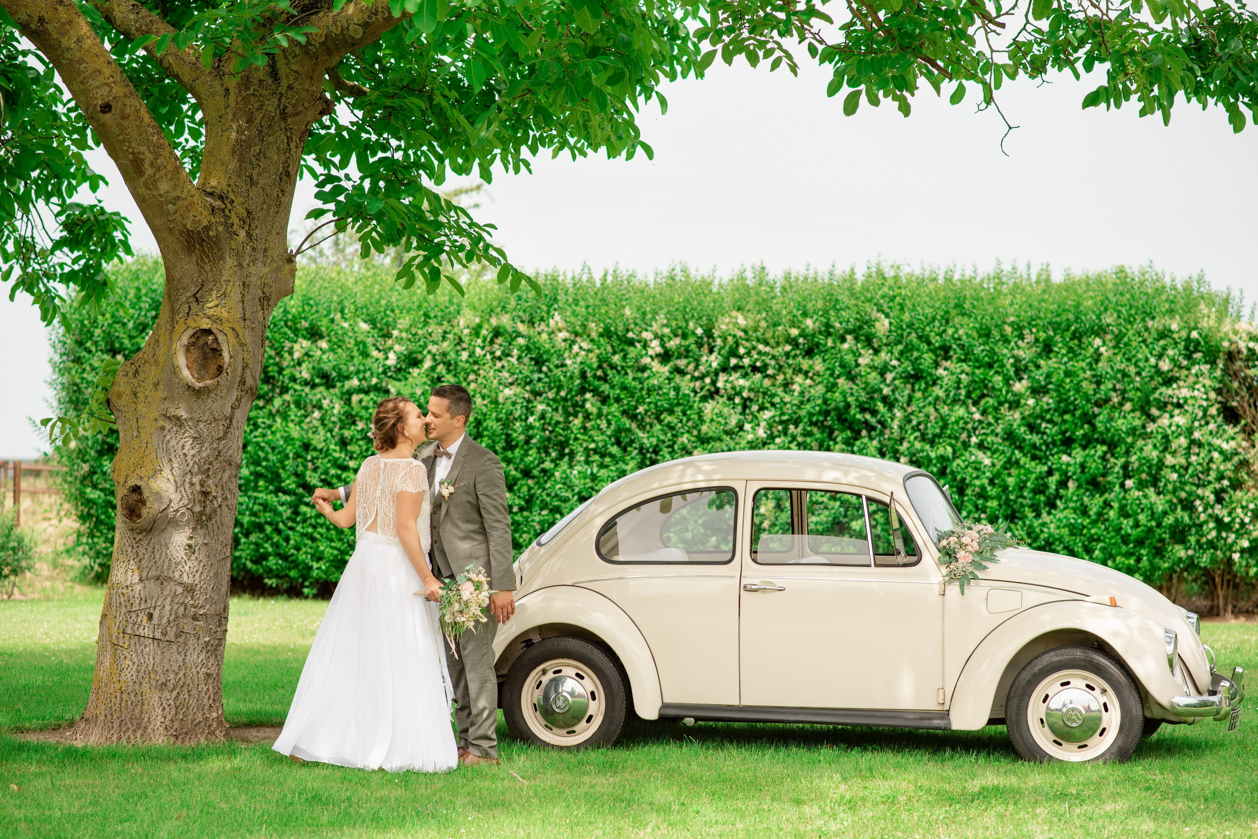 Photographe luxe France immortalise sortie en voiture vintage à Versailles
