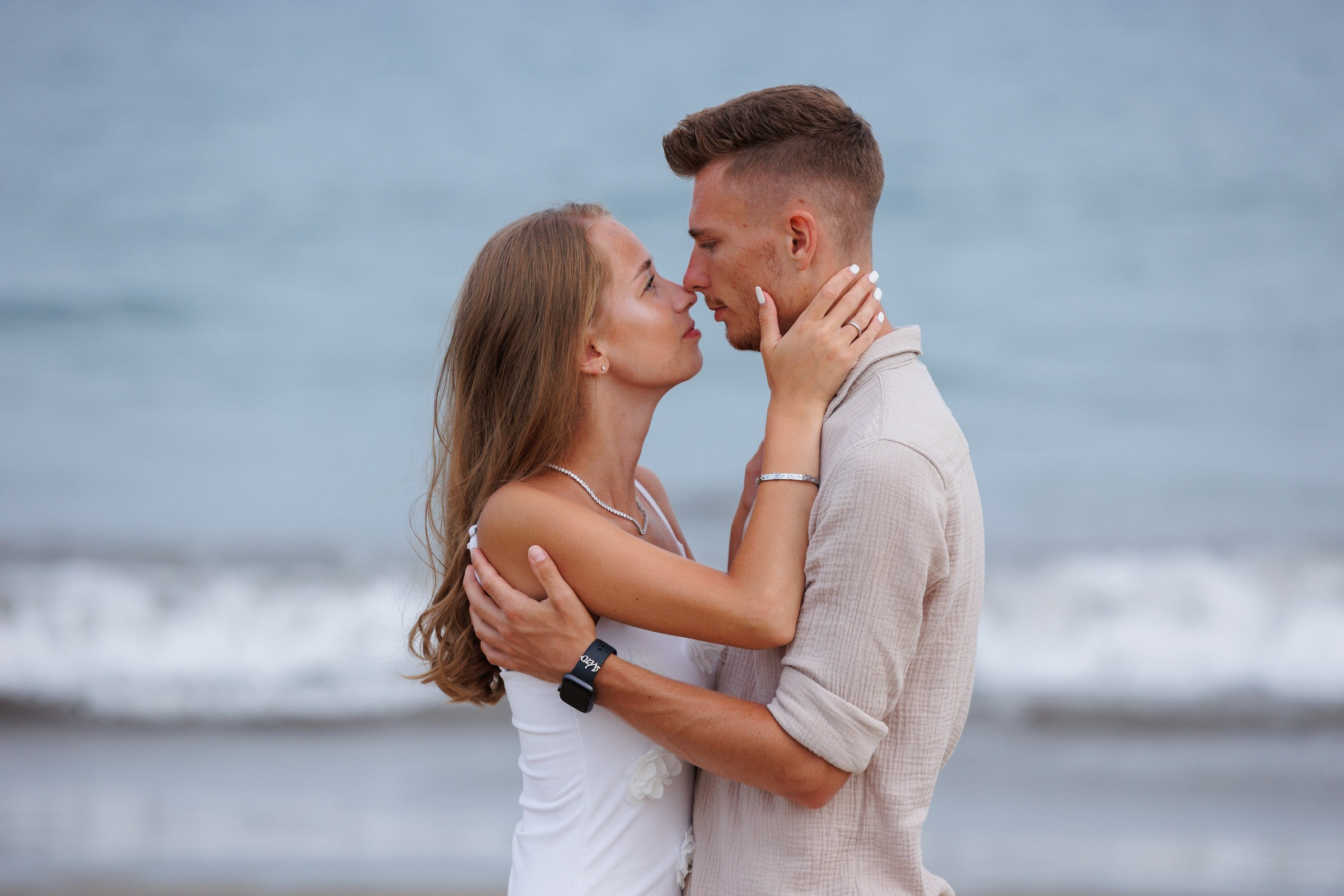 Wide view of the lighthouse and shoreline at sunset, a favorite for couples on holiday, captured by Gran Canaria freelance photographer Slavik Robtsenkov.