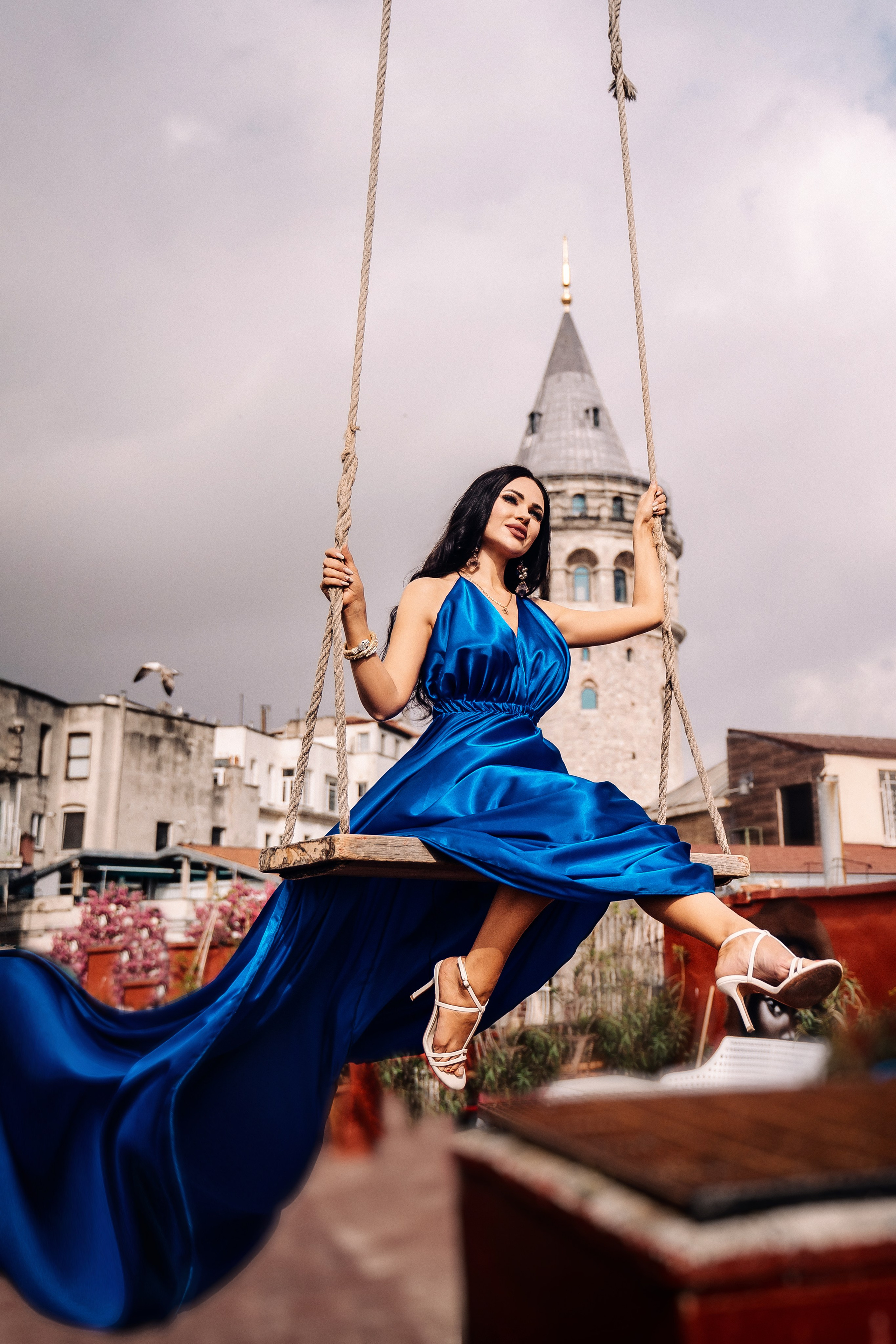Фотосессии в дизайнерских нарядах в Стамбуле. Wedding, family and lifestyle photographer Anatoly. Photo sessions on rooftops with seagulls. Istanbul