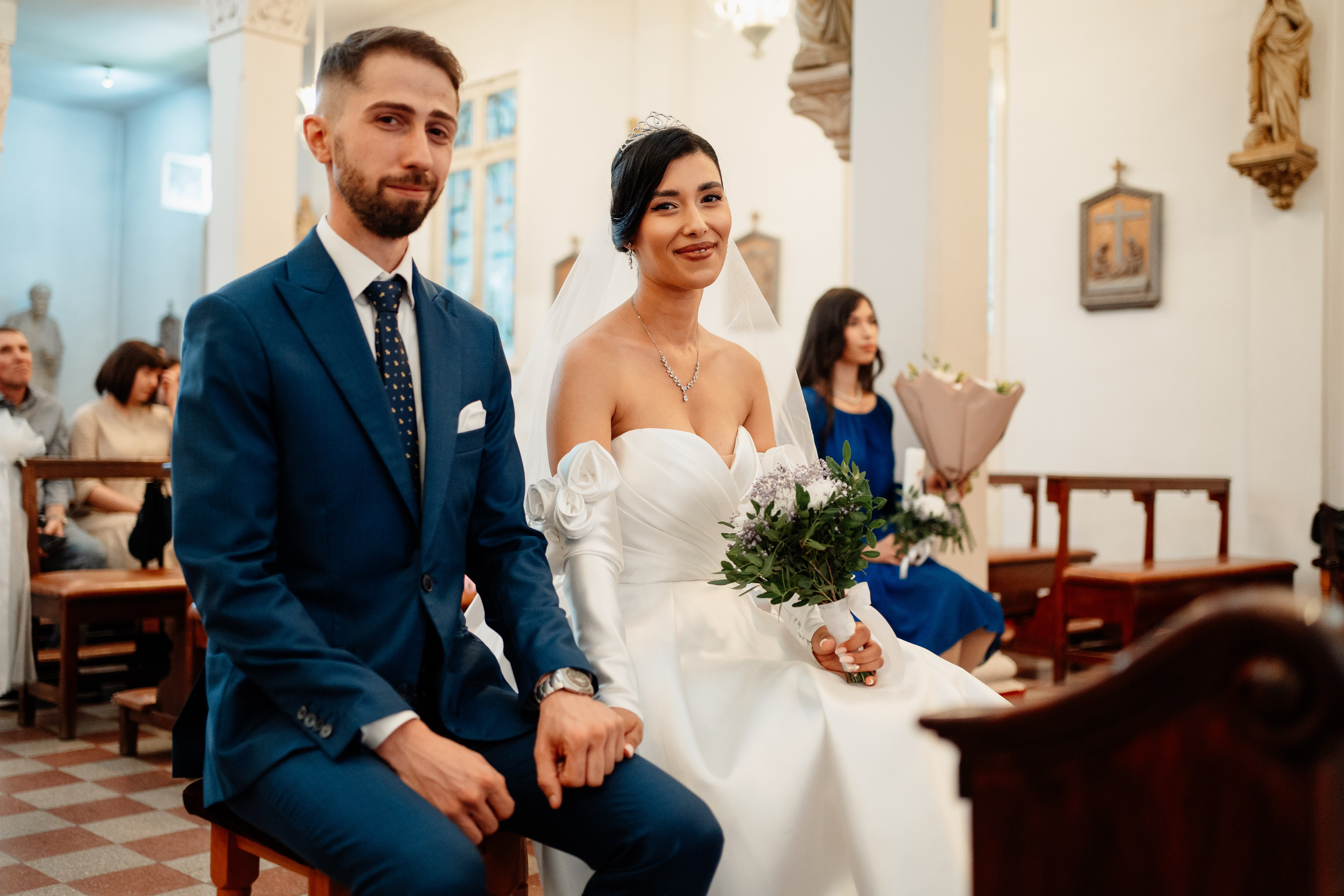 Moment emoționant între miri în ziua nunții, surprins într-un cadru natural și romantic, in Bucuresti. Fotografie de nuntă profesională, editată artistic pentru a evidenția emoția și eleganța evenimentului.