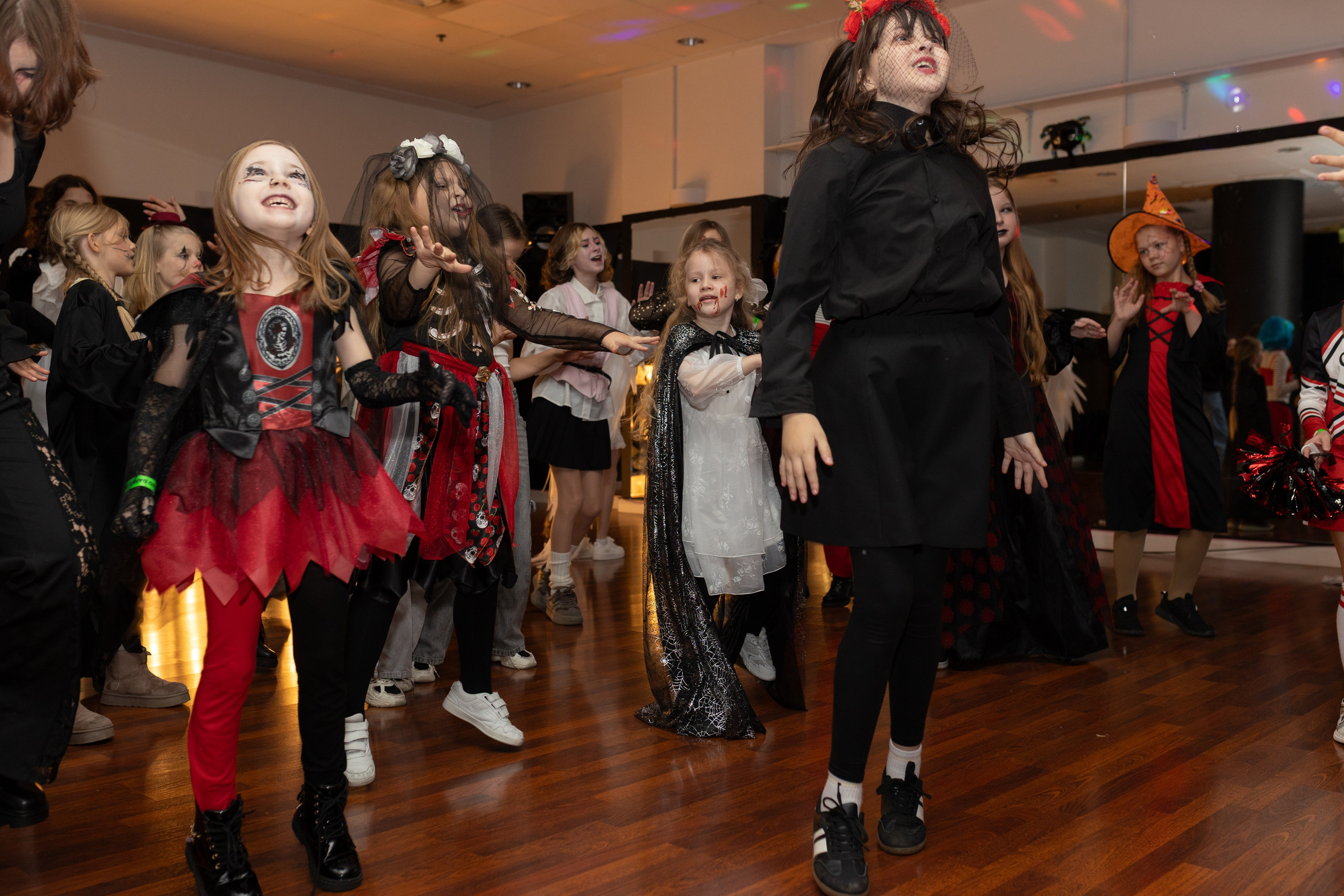 Leo dance studio Helloween 2025. Семейный и детский фотограф в Варшаве Мила Бобровская