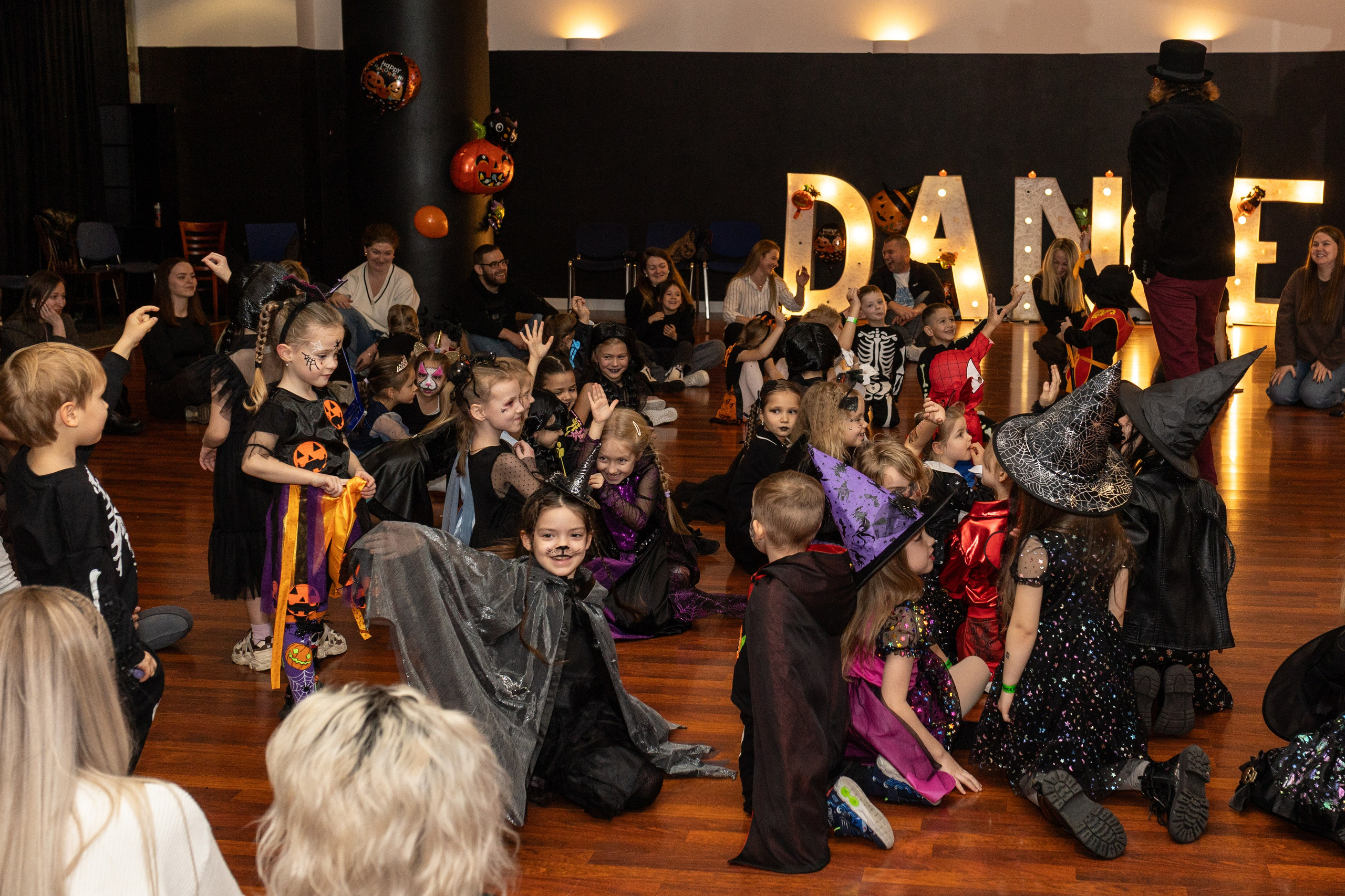 Leo dance studio Helloween 2025. Семейный и детский фотограф в Варшаве Мила Бобровская