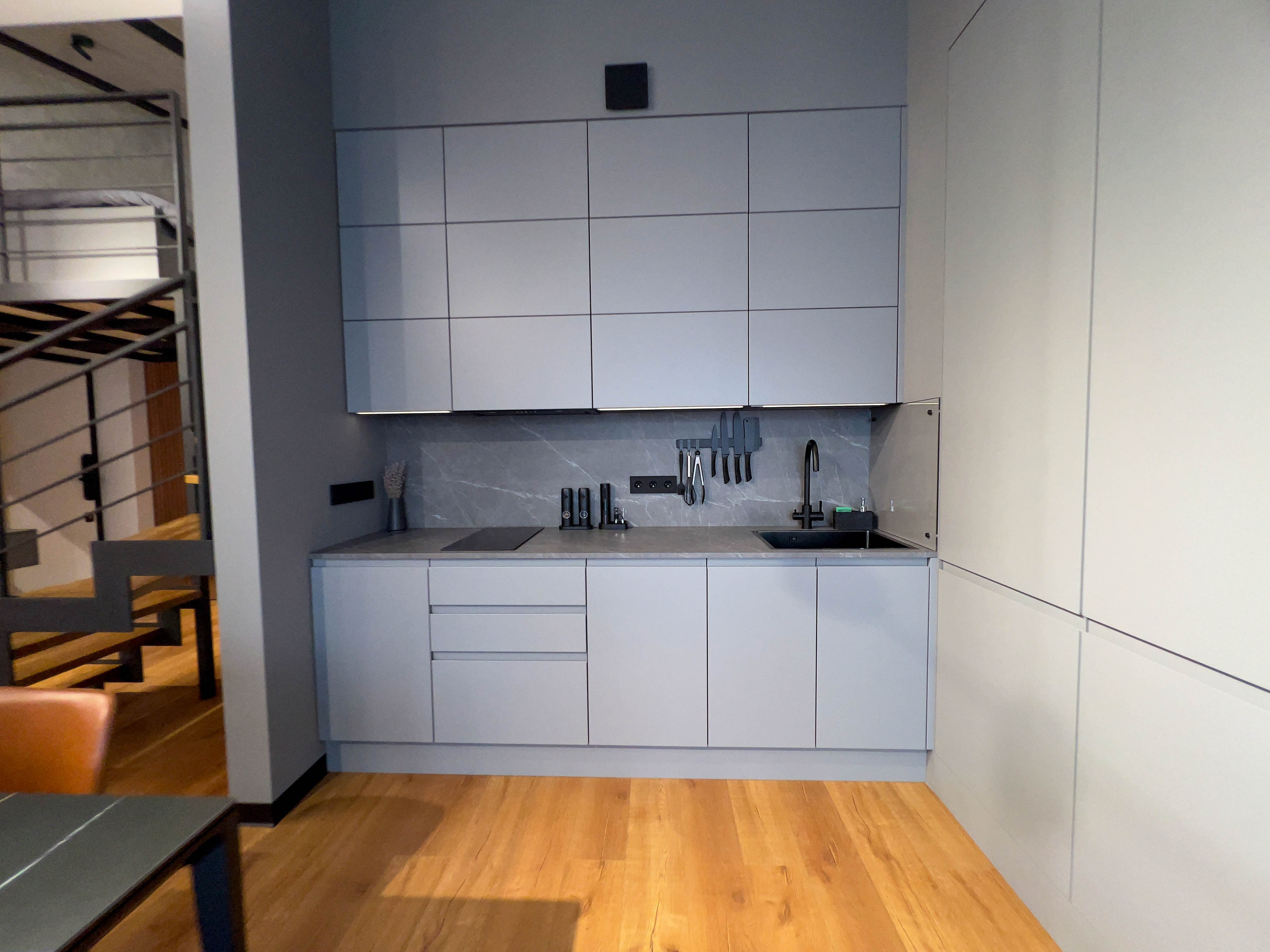 The apartment is on two levels. Fotograf Dmitrii Donets