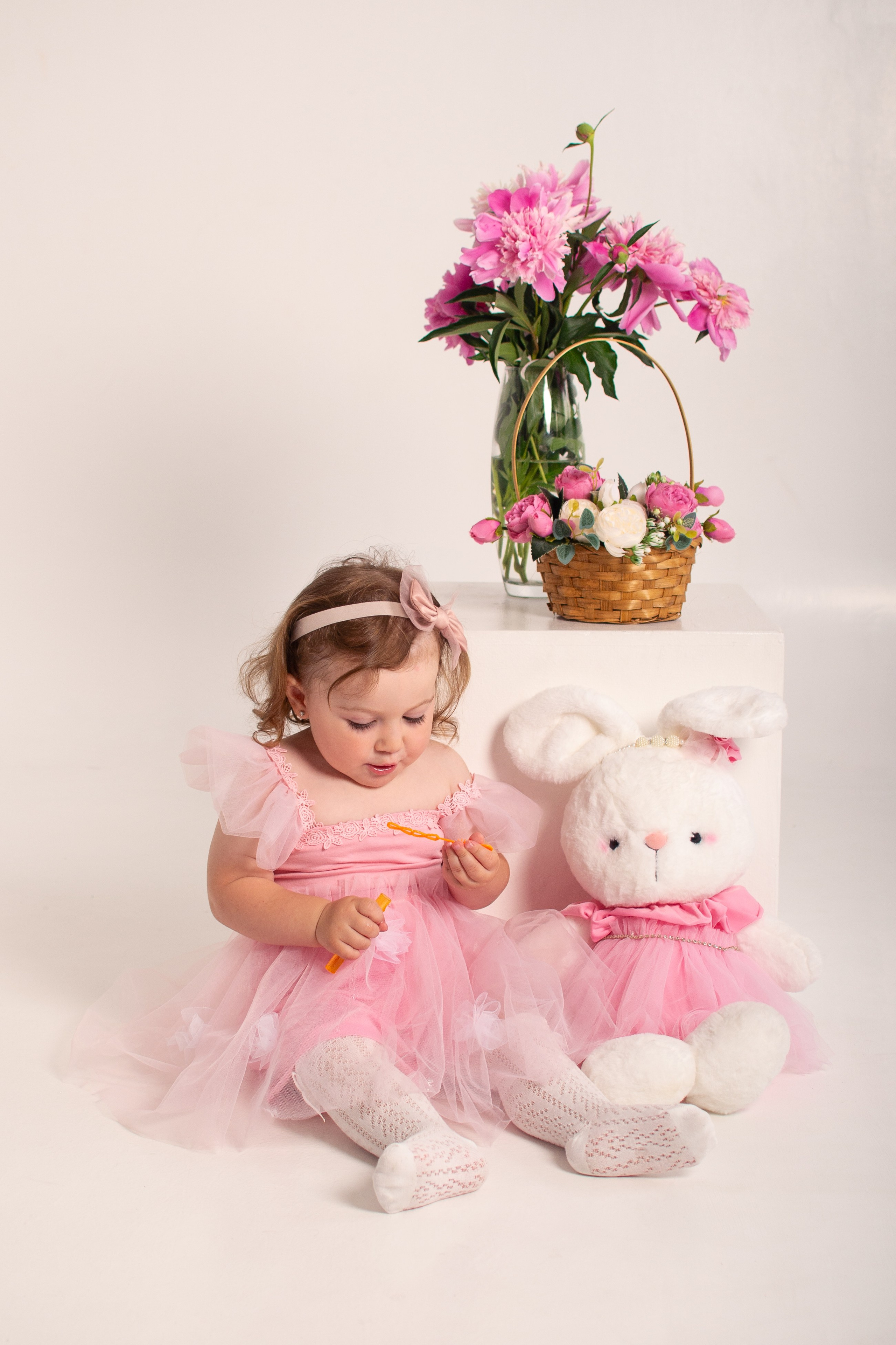 Фотосессия с пионами. Фотограф новорожденных в Темиртау и Караганде Любовь Жукова newborn