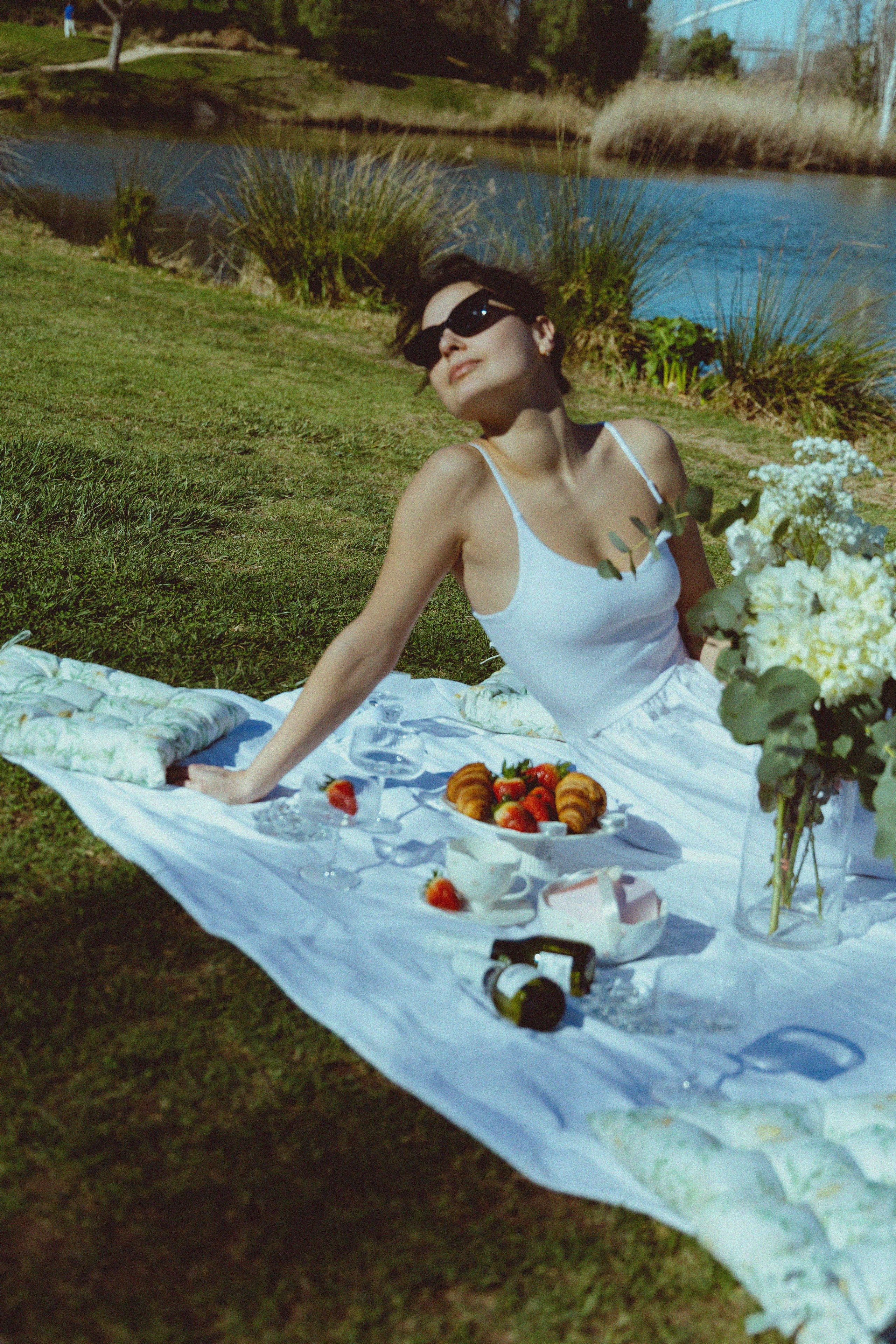 Aesthetic Photo-Picnic in Valencia. Lana Petrychenko — Portrait & Family Photographer. Valencia, Spain