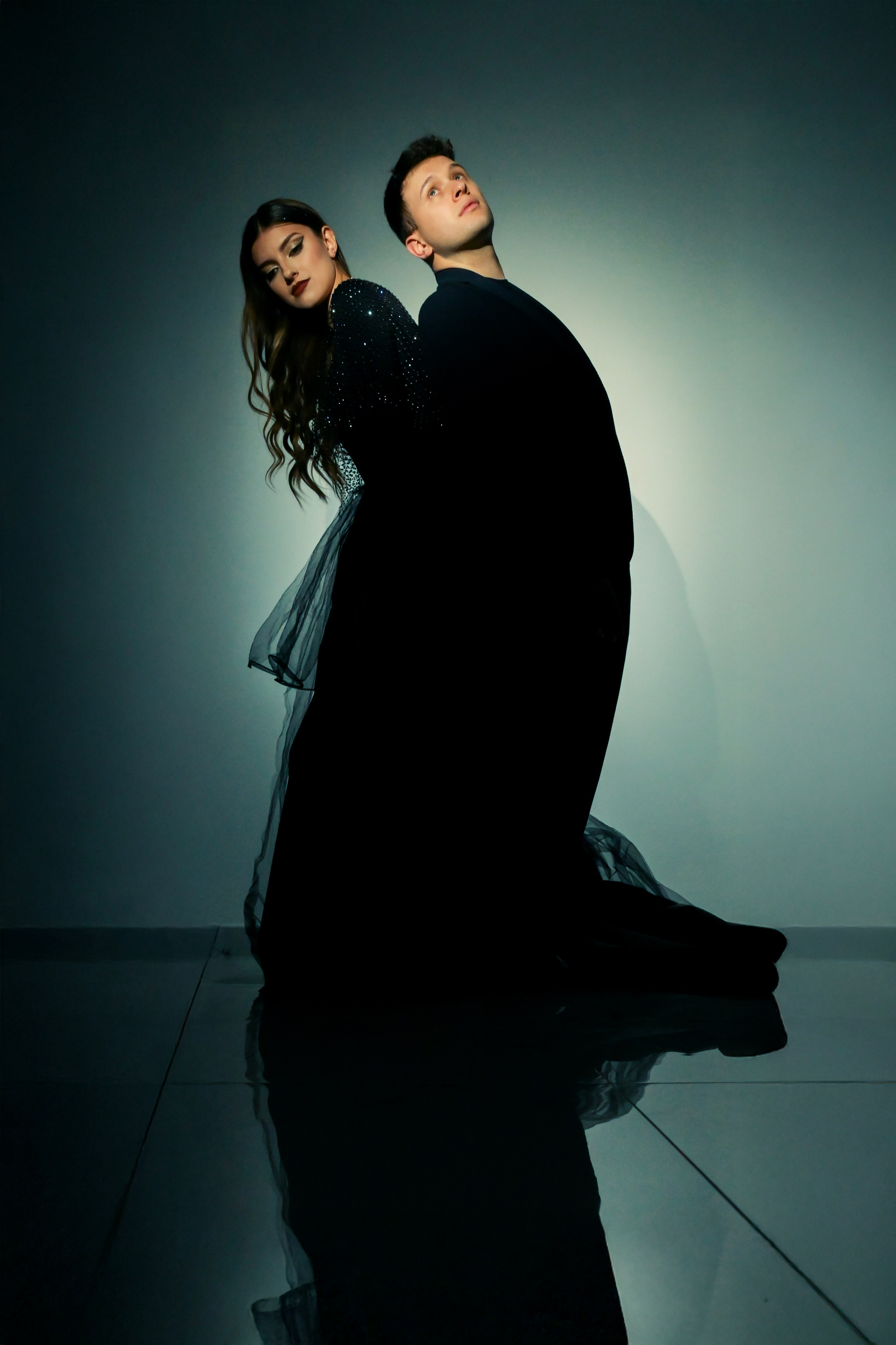 due innamorati girati e inchinati la posa sembra sofferta e incerta come puo esserlo la vita 