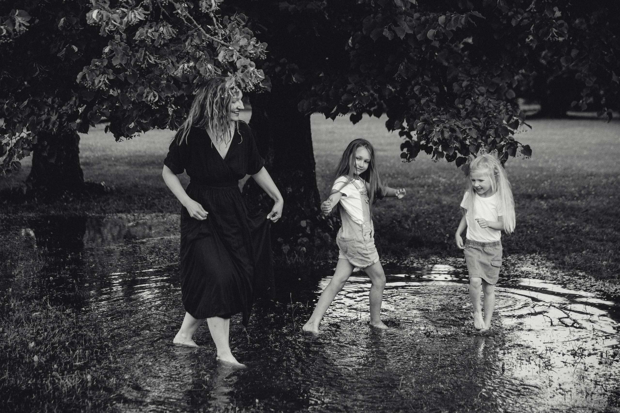 Happy rain. Sandra Garanca Portrait and event photographer