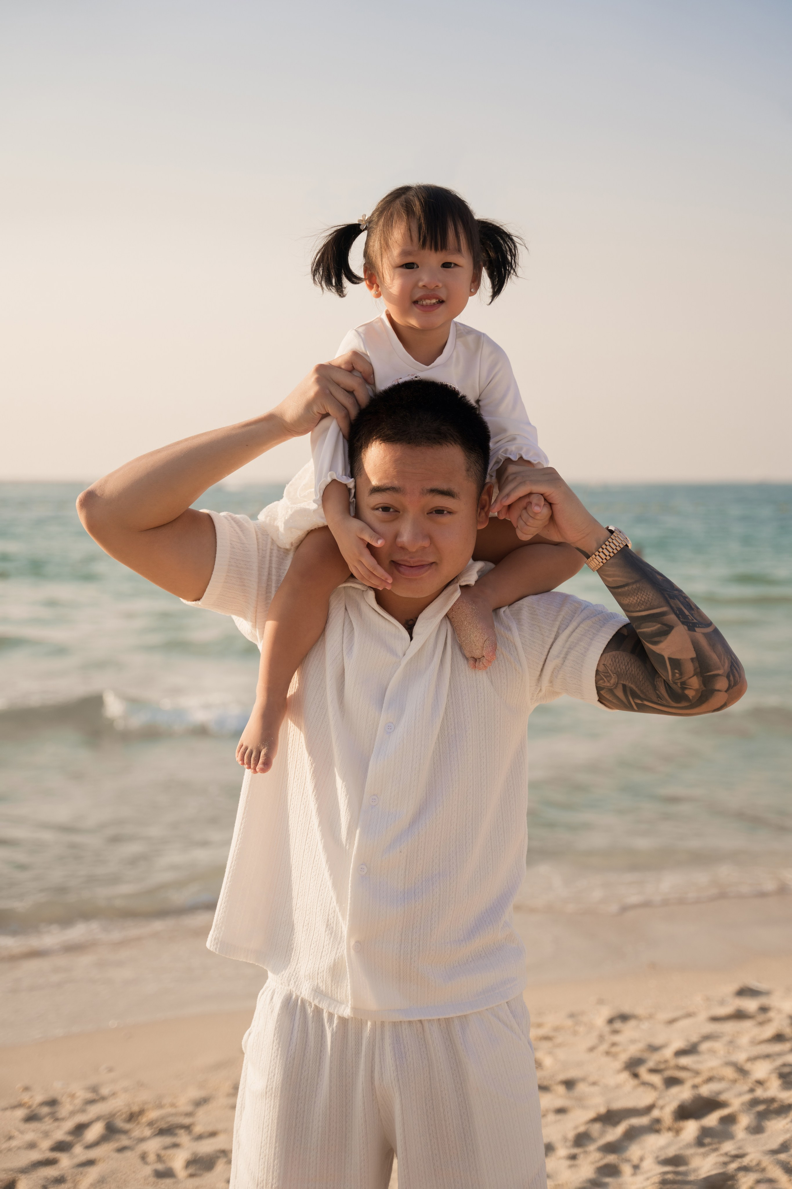 Sea breeze and giggles. Angela Iakovleva — Family Photographer in Dubai